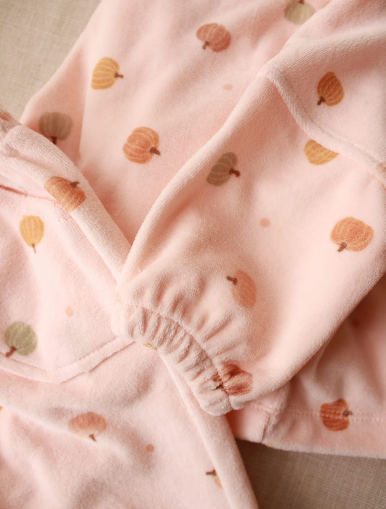 Kostum Velvet Roze e hapur me  detaje kungulli