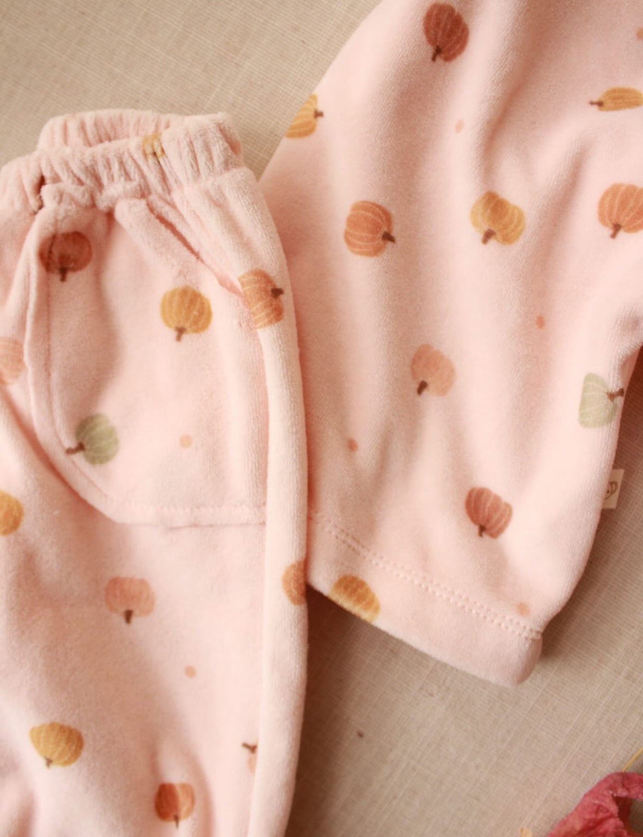 Kostum Velvet Roze e hapur me  detaje kungulli