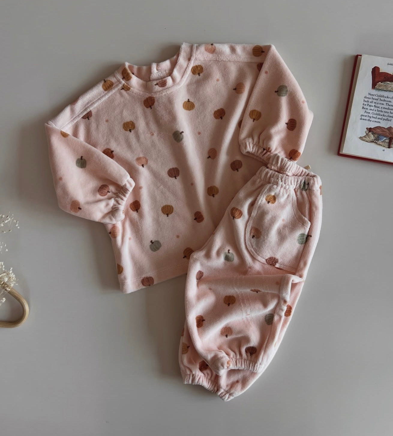 Kostum Velvet Roze e hapur me  detaje kungulli