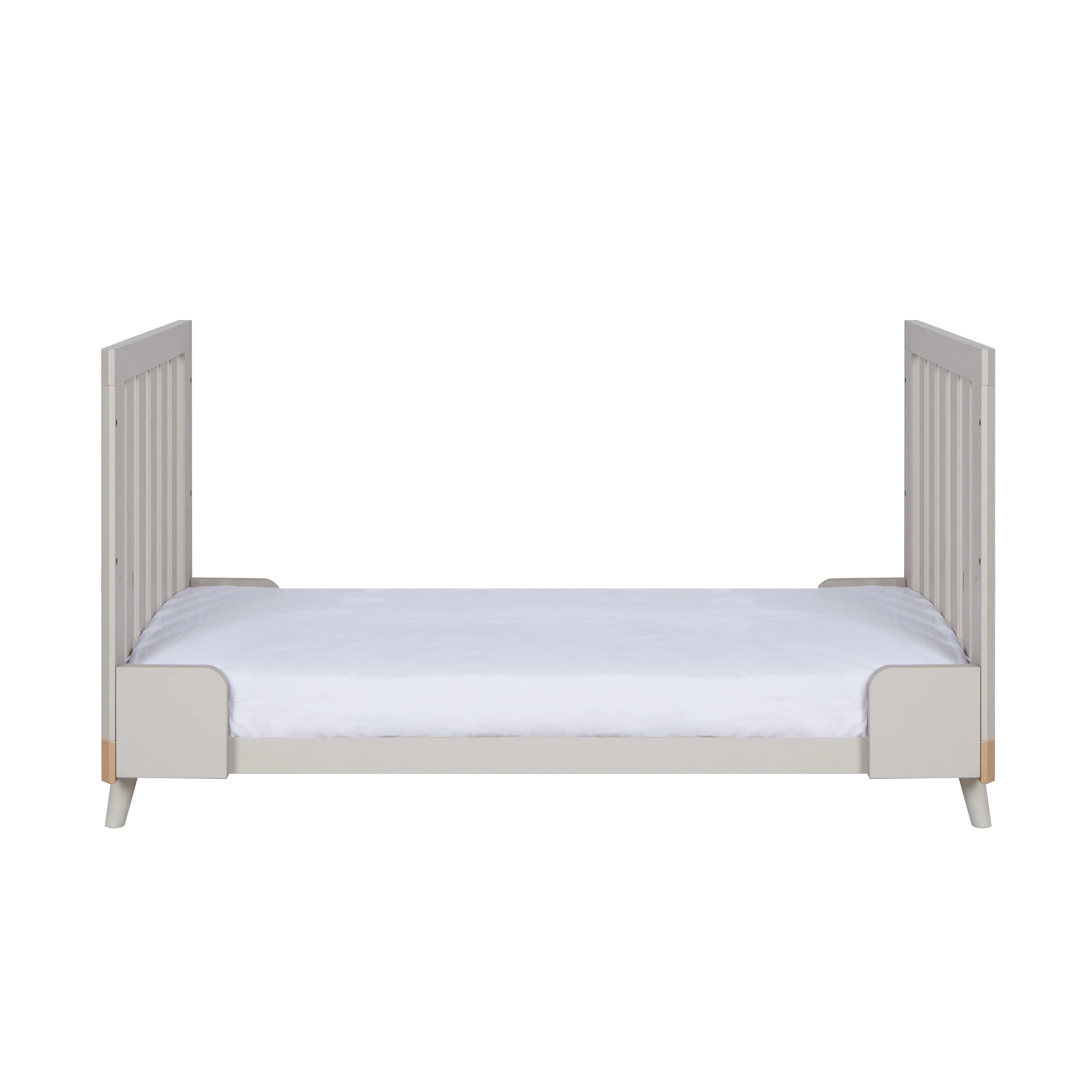 Krevat Bebe Hygge – Stil Skandinav 3-në-1 – Light Oak & White Sand