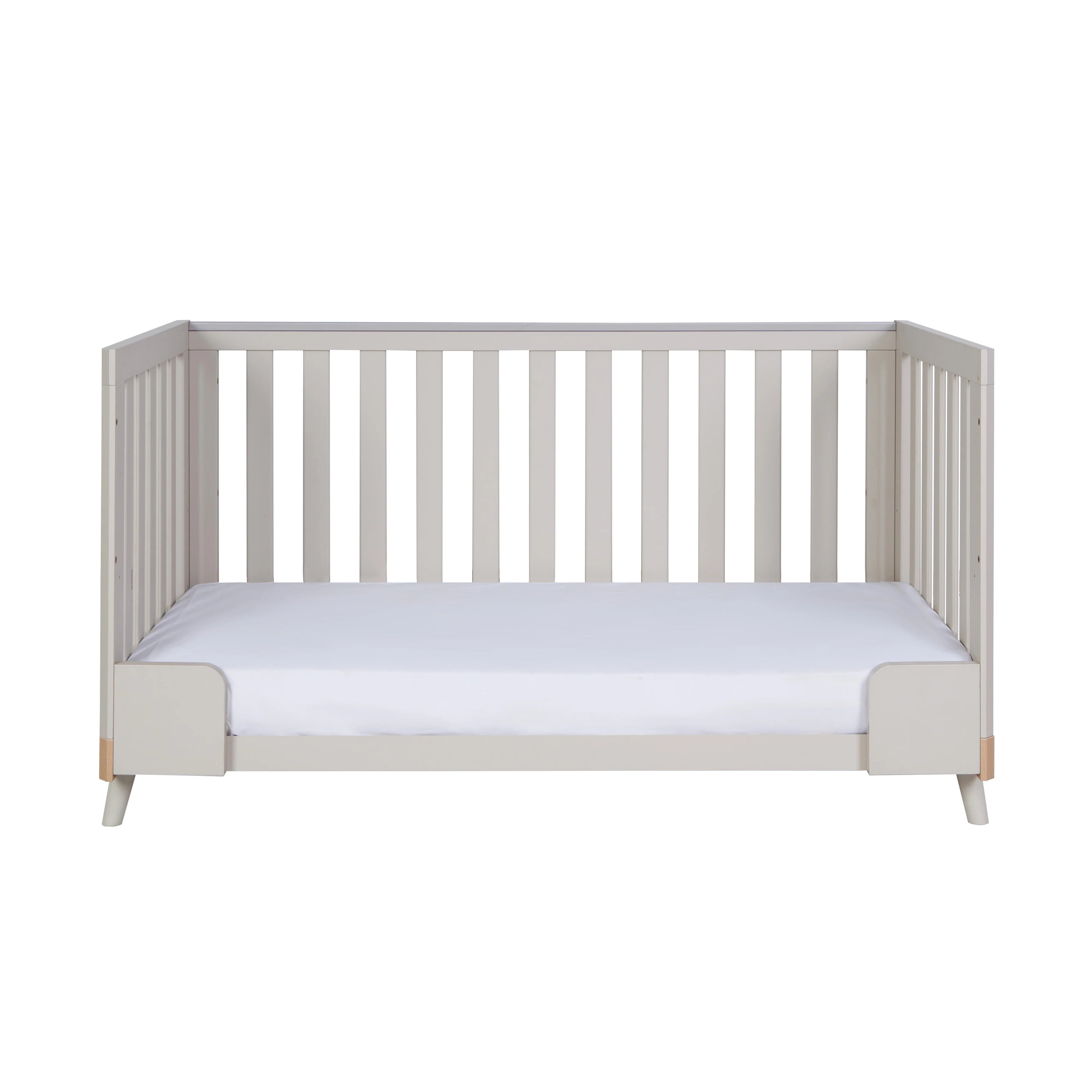 Krevat Bebe Hygge – Stil Skandinav 3-në-1 – Light Oak & White Sand