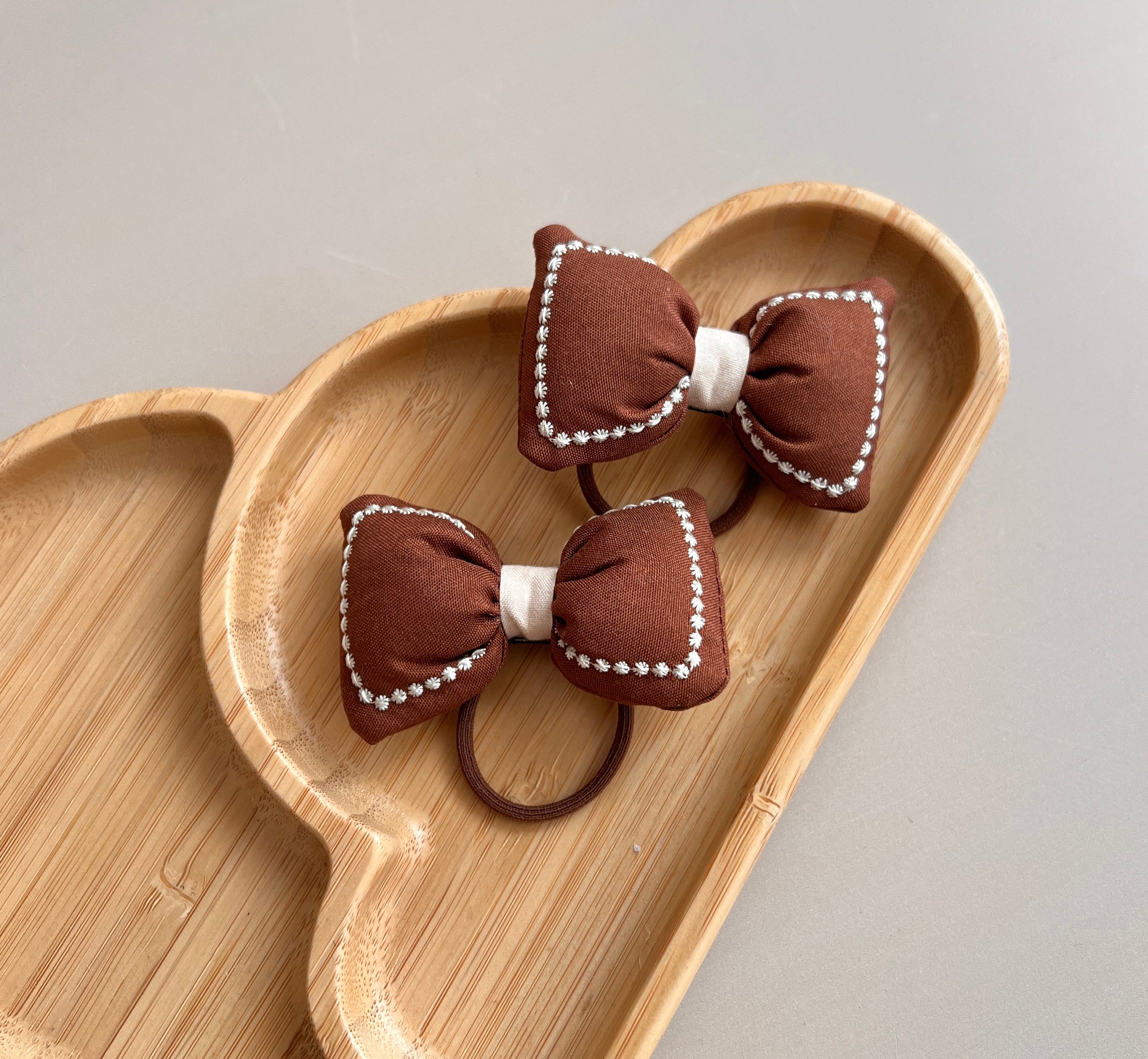 Set me 2 Llastikë "Little Bow" – Stil dhe Rehati për Vogëlushet