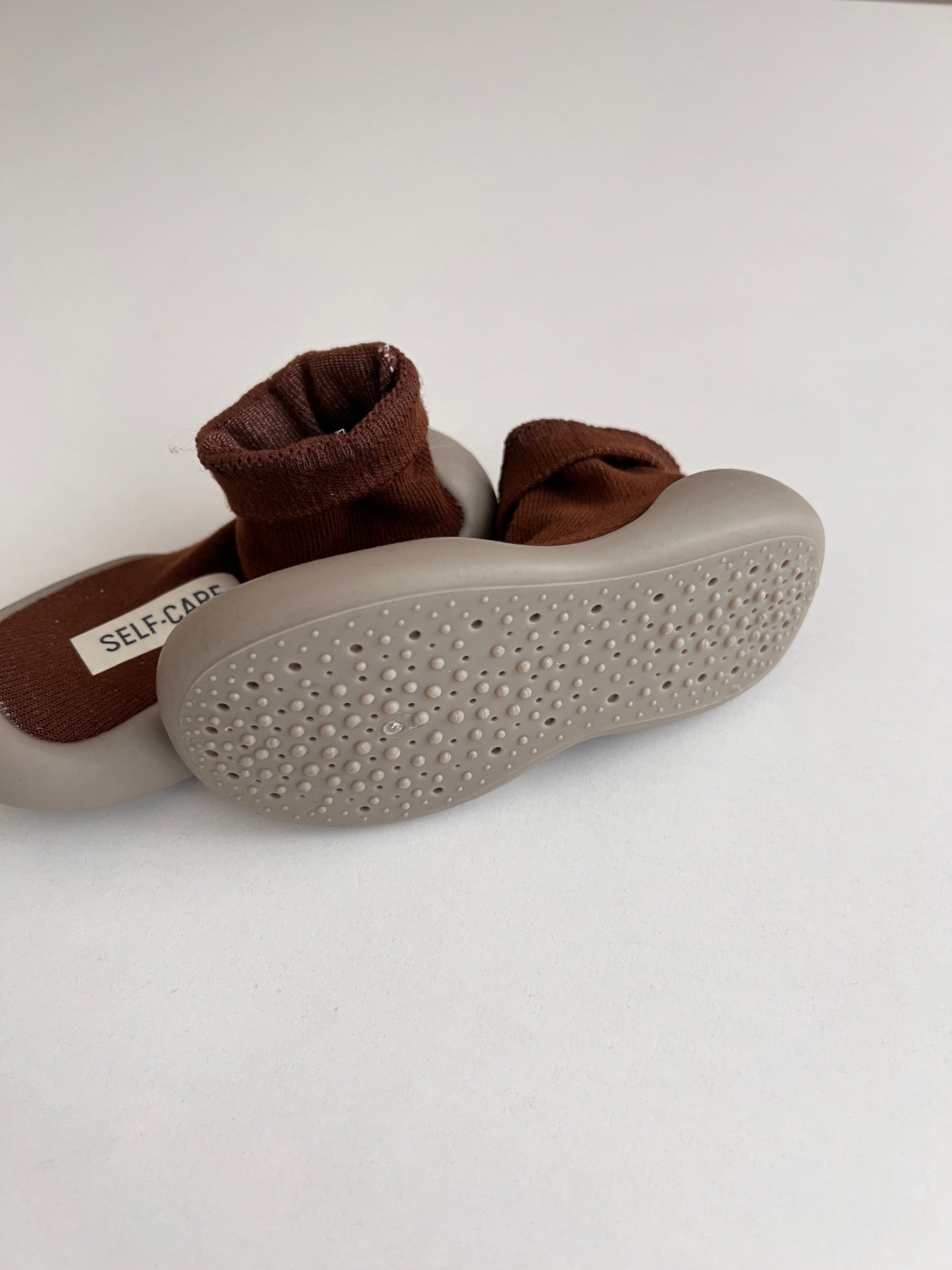 Pupa-Çorape Kafe Anti-Rreshqitese per Femije/Brown