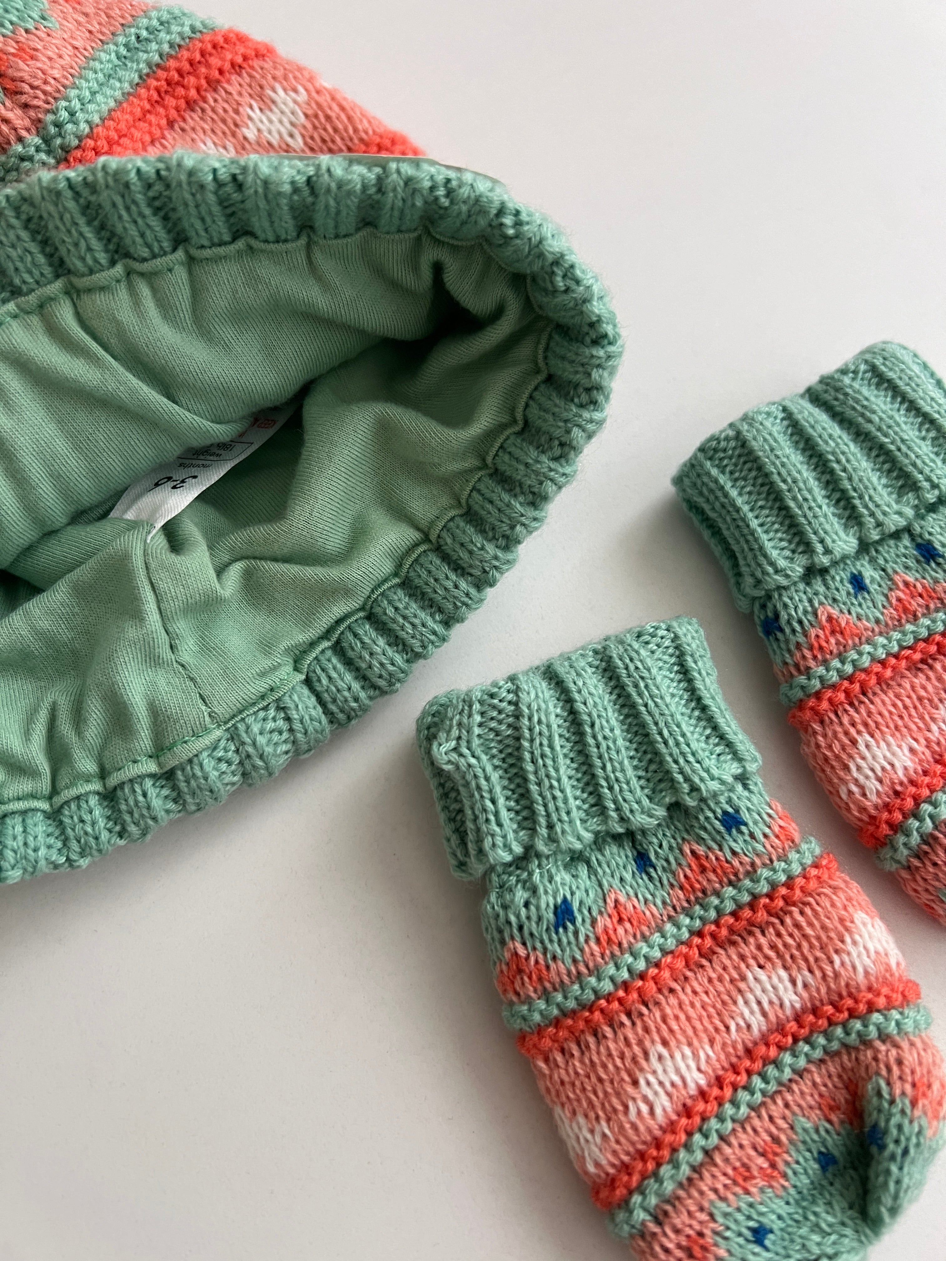 Set Dimeror per Femije: Kapuç me Pompom dhe Doreza