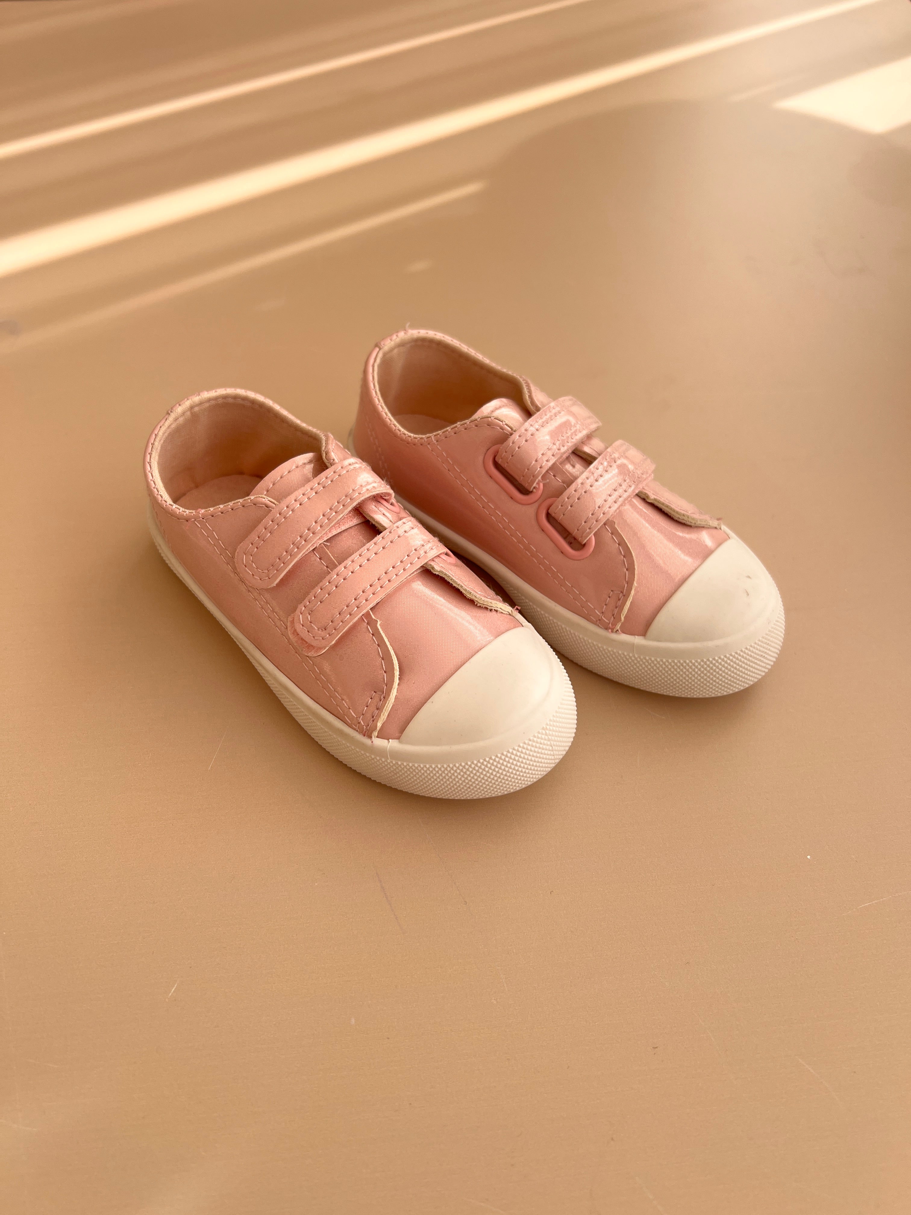 Atlete Roze "Satin Shine": Elegance dhe Shkelqim per Vajza