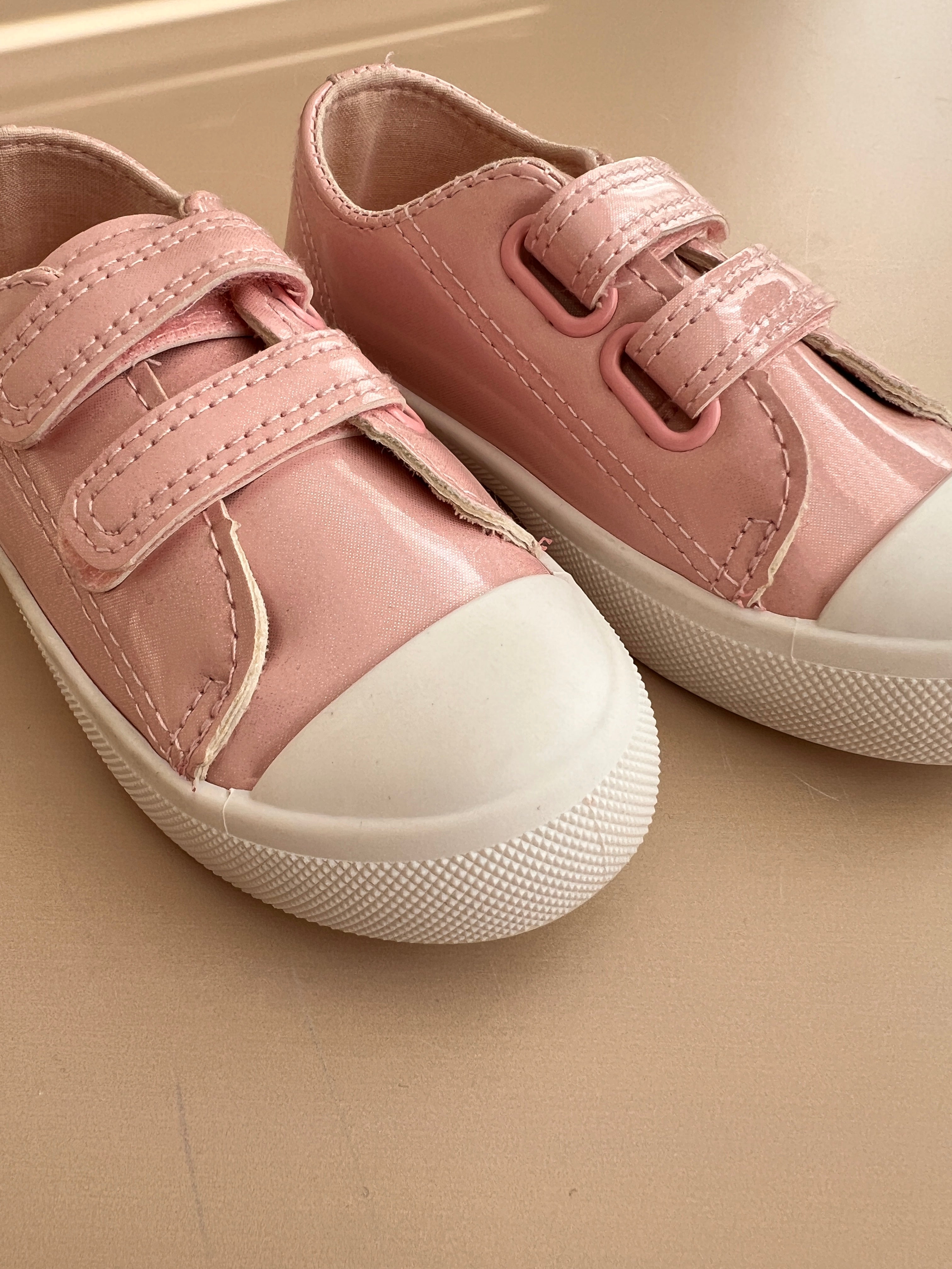 Atlete Roze "Satin Shine": Elegance dhe Shkelqim per Vajza