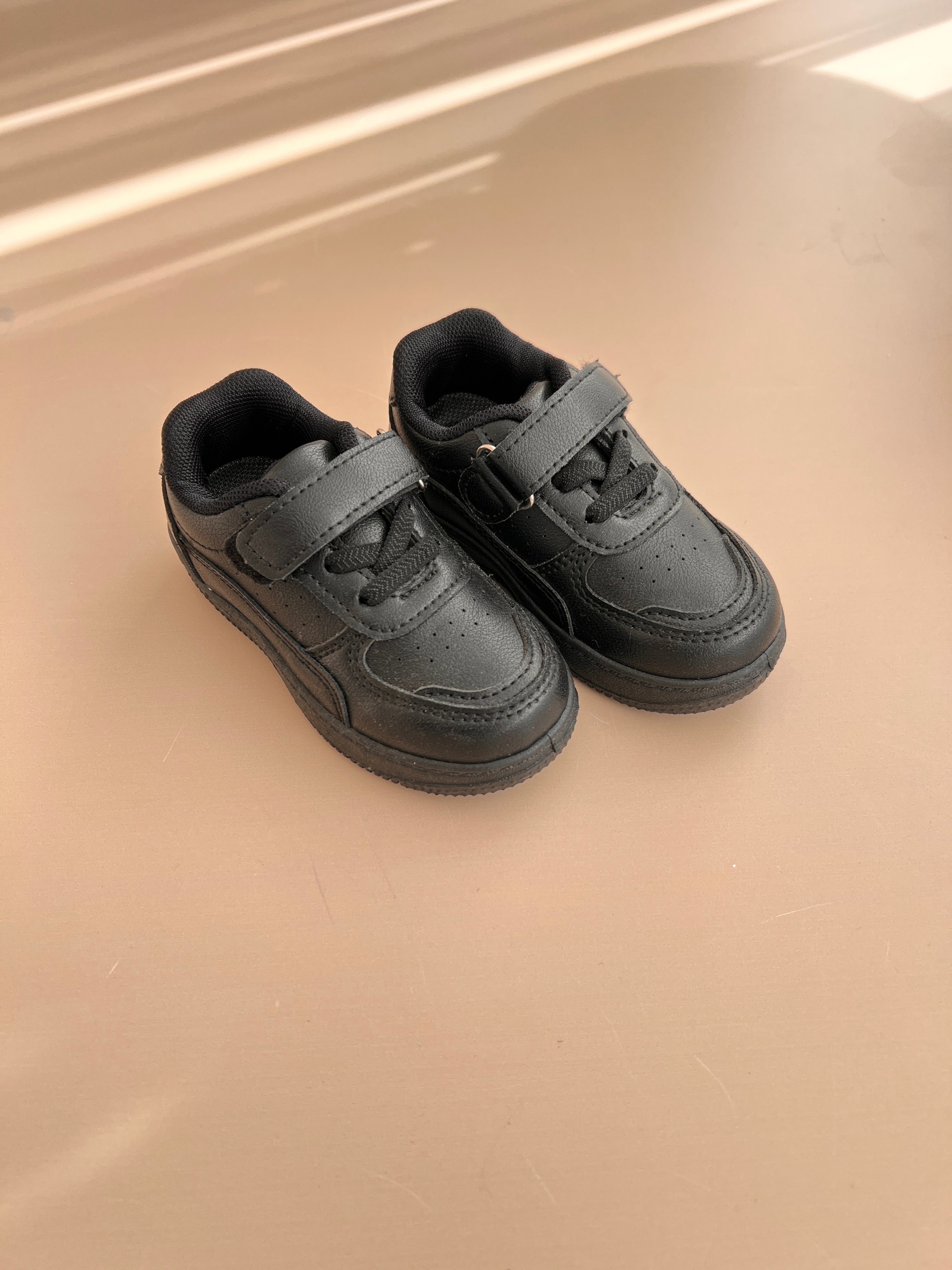 Atlete "Urban Black": Elegance dhe Rezistence per Çdo Dite