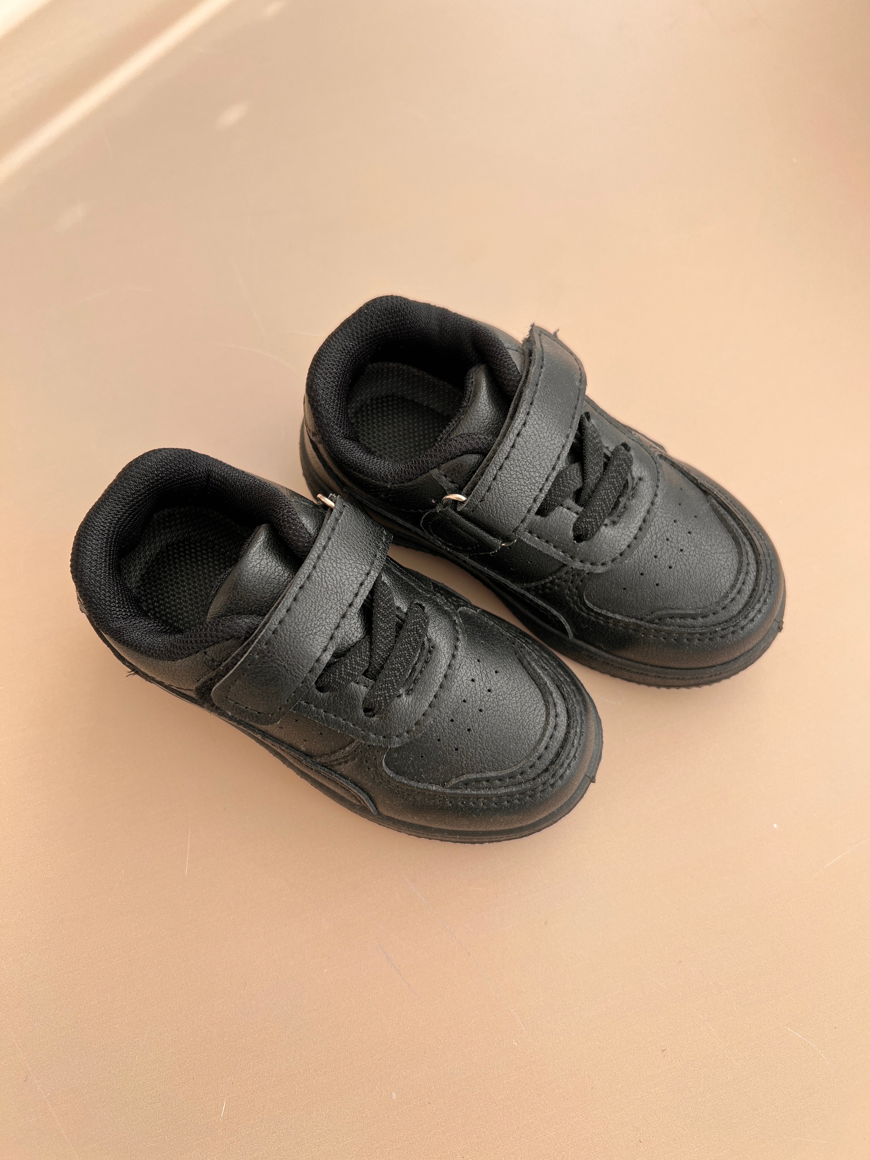 Atlete "Urban Black": Elegance dhe Rezistence per Çdo Dite