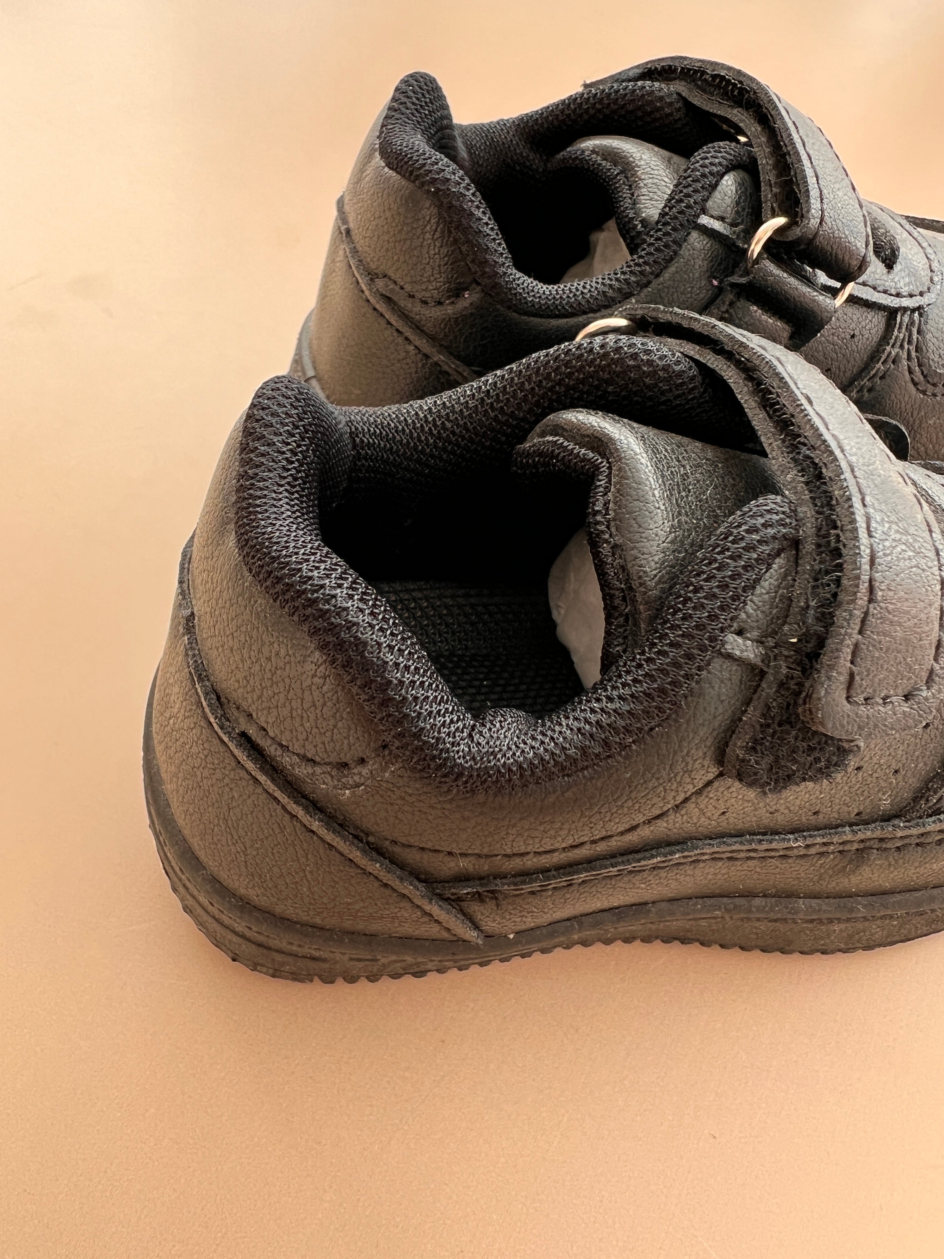 Atlete "Urban Black": Elegance dhe Rezistence per Çdo Dite