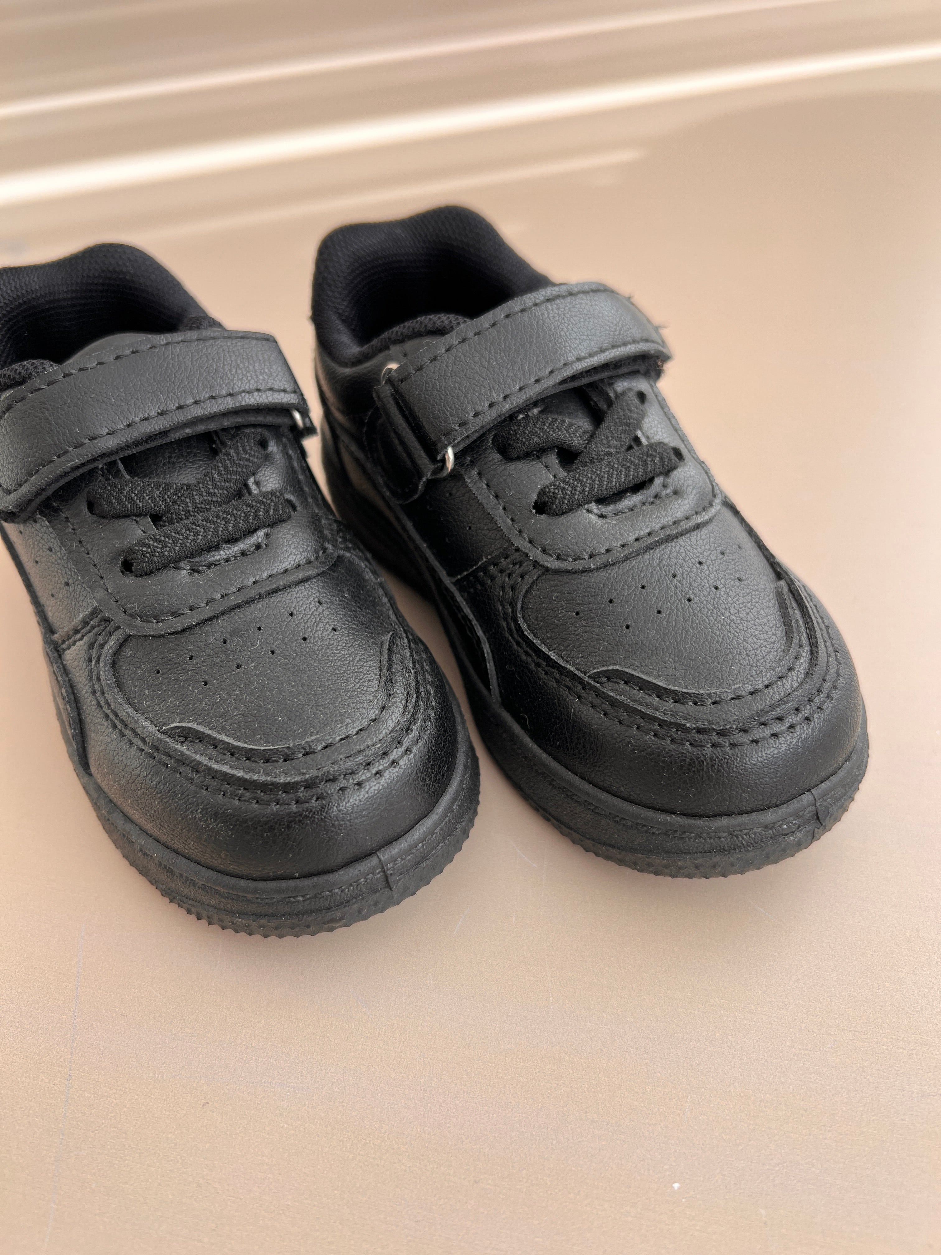 Atlete "Urban Black": Elegance dhe Rezistence per Çdo Dite
