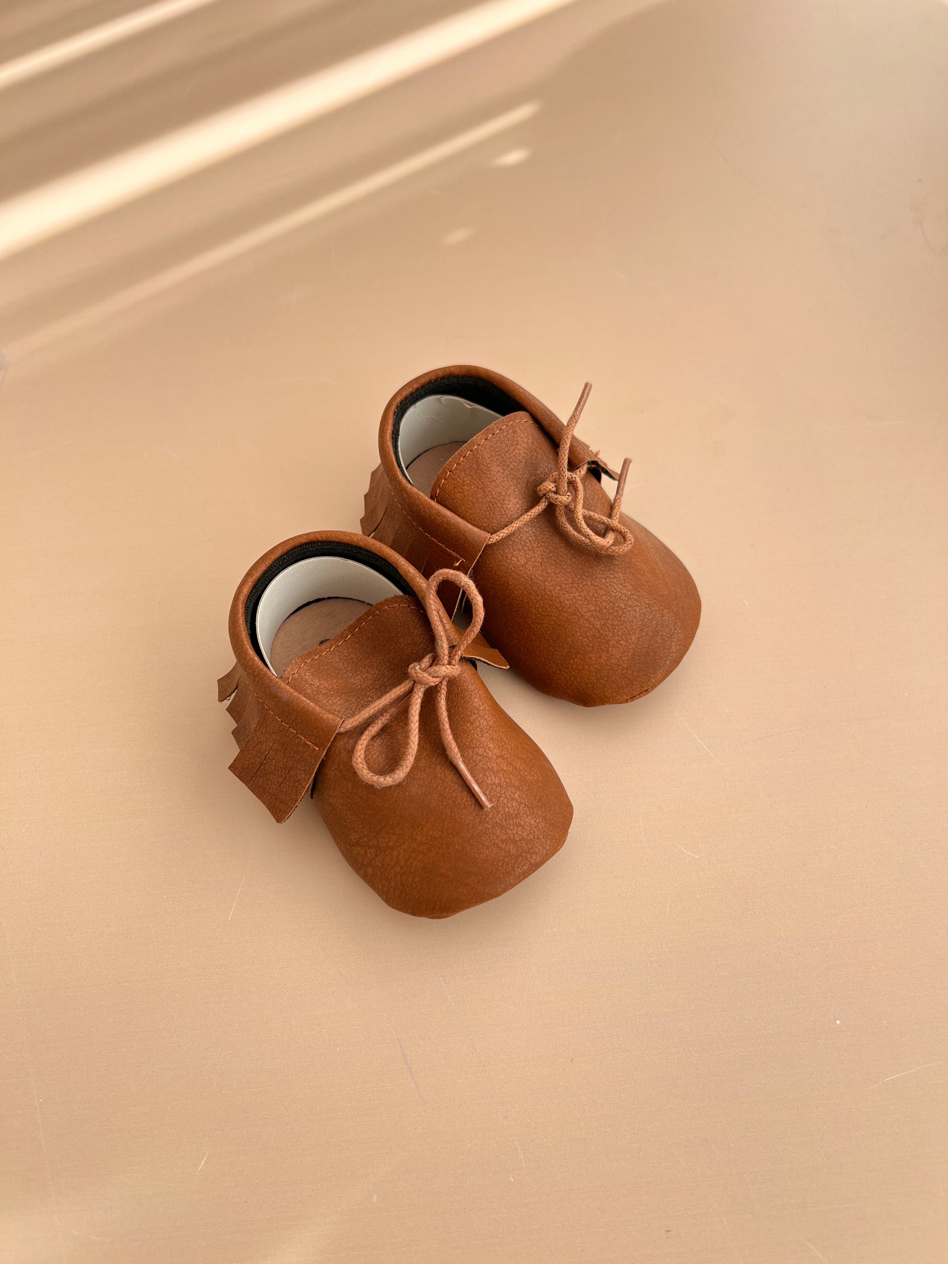 Pupa ne Ngjyre Kafe dhe Bezhe: Stil Unisex dhe Rehati Natyrale