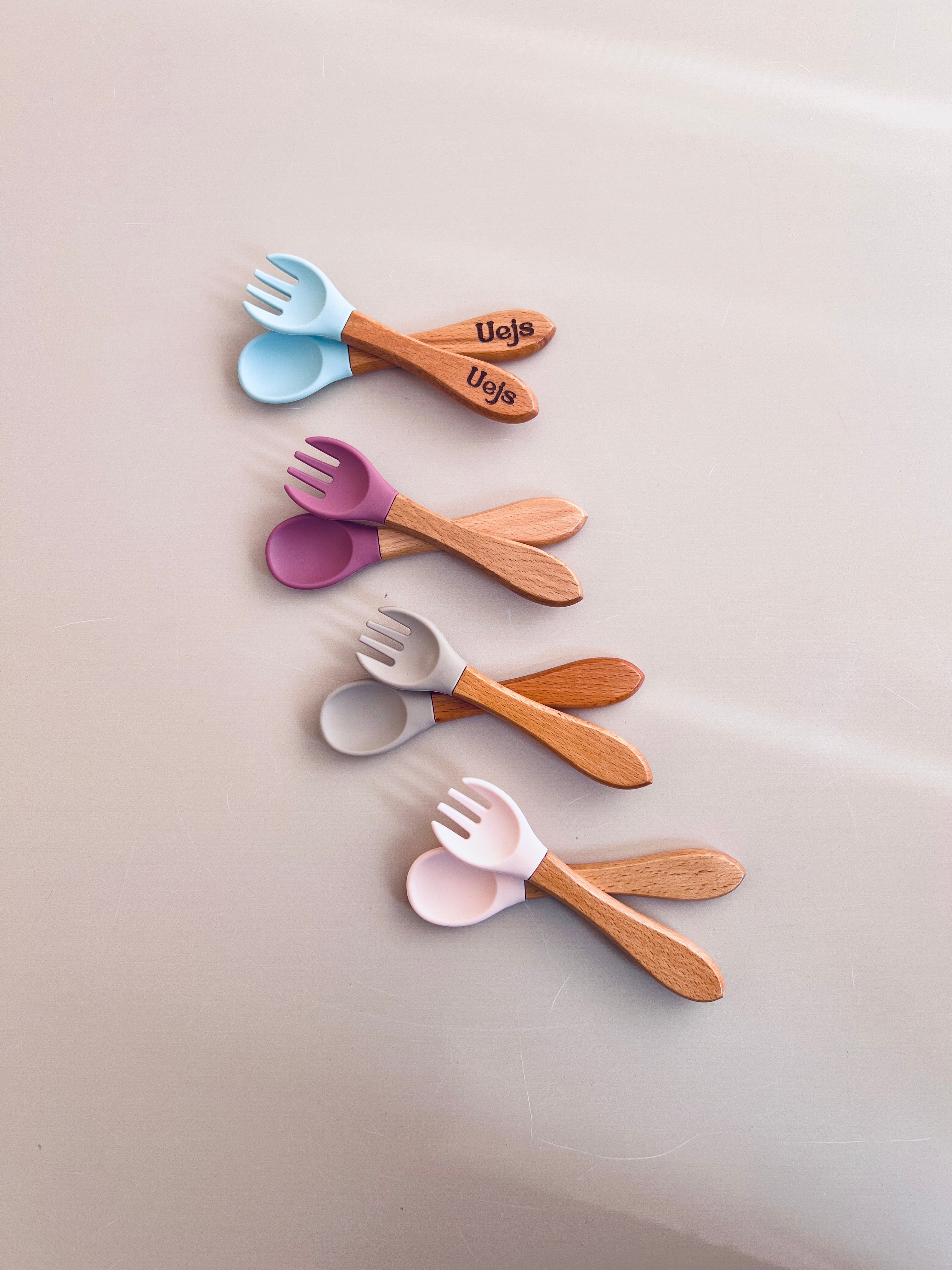 Set Lugë & Pirun Silikoni me Dorezë Druri – (BPA-Free)