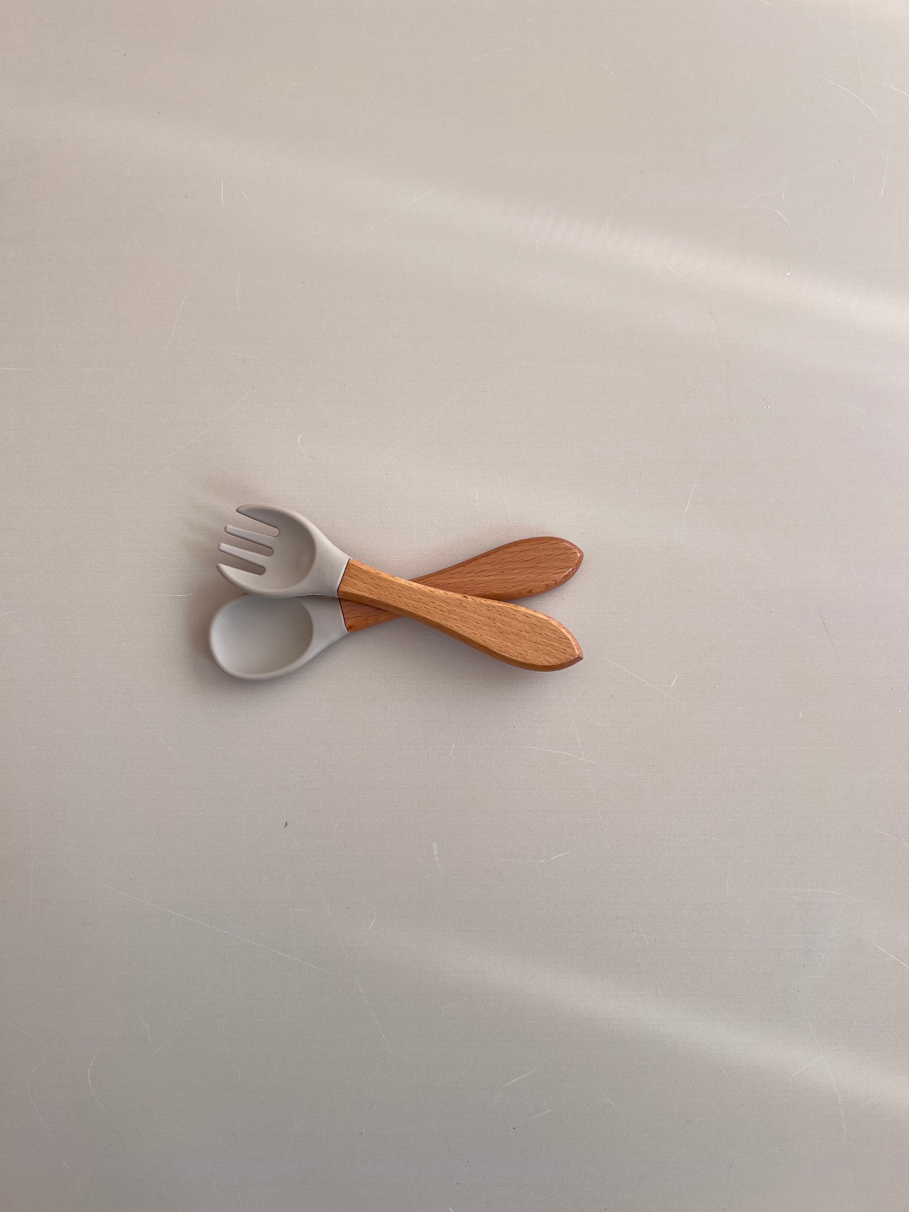 Set Lugë & Pirun Silikoni me Dorezë Druri – (BPA-Free)