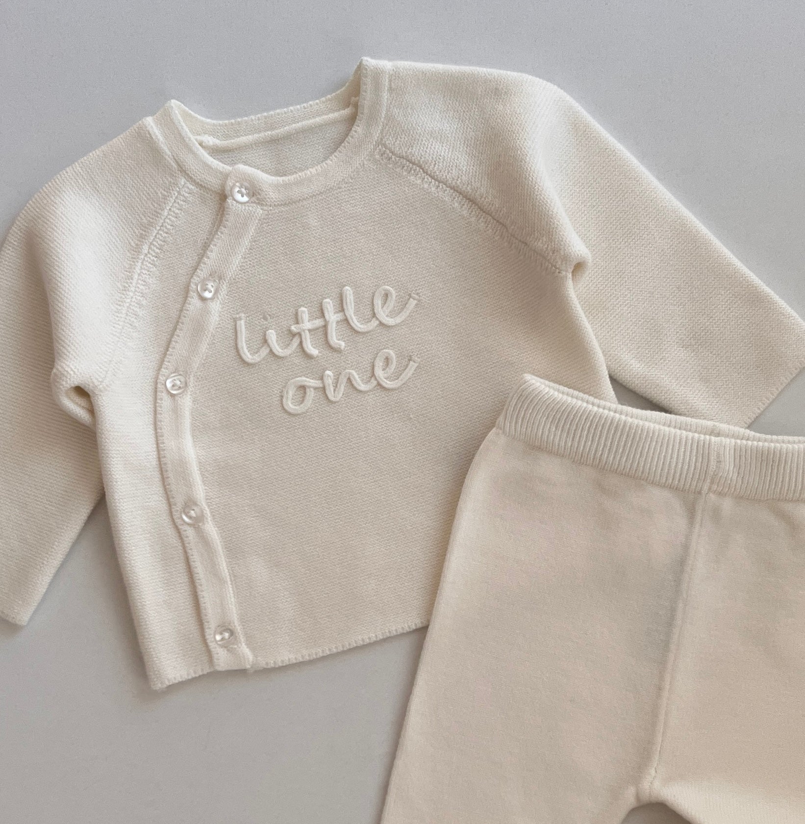 Kostum Triko me Kopsa dhe Kembeza "Little One" – Krem