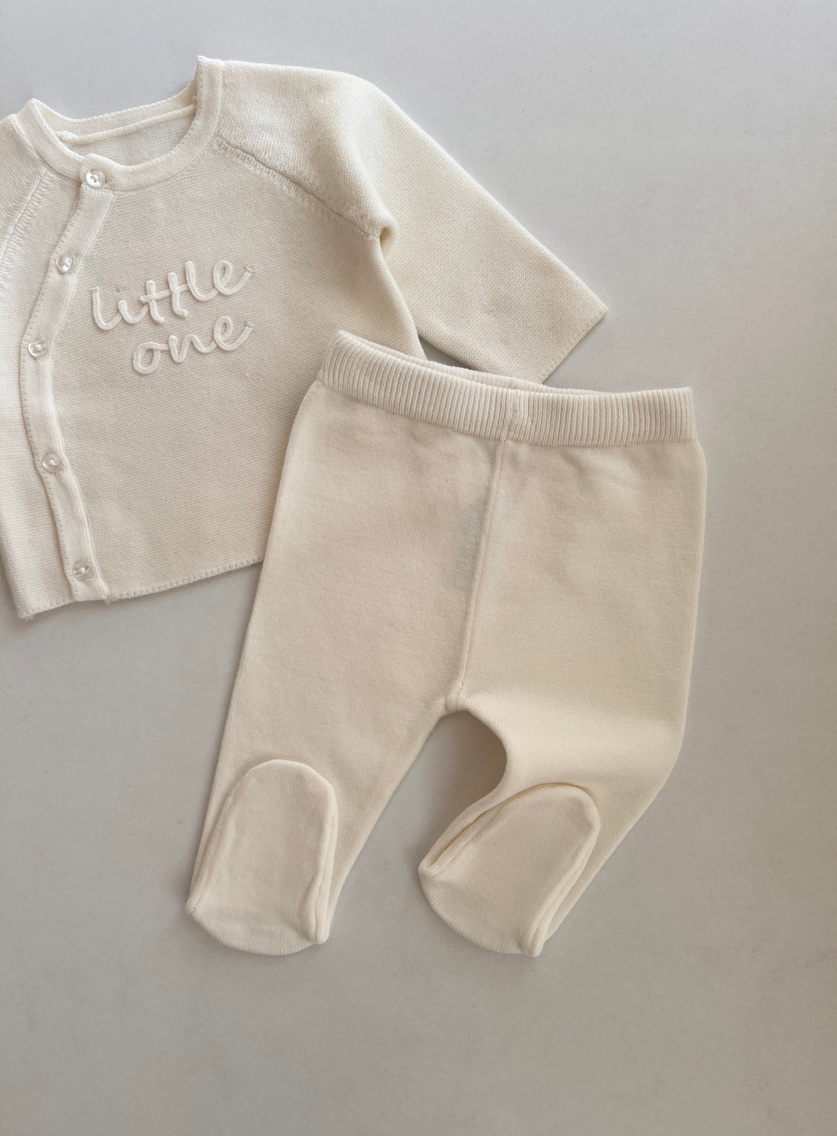 Kostum Triko me Kopsa dhe Kembeza "Little One" – Krem