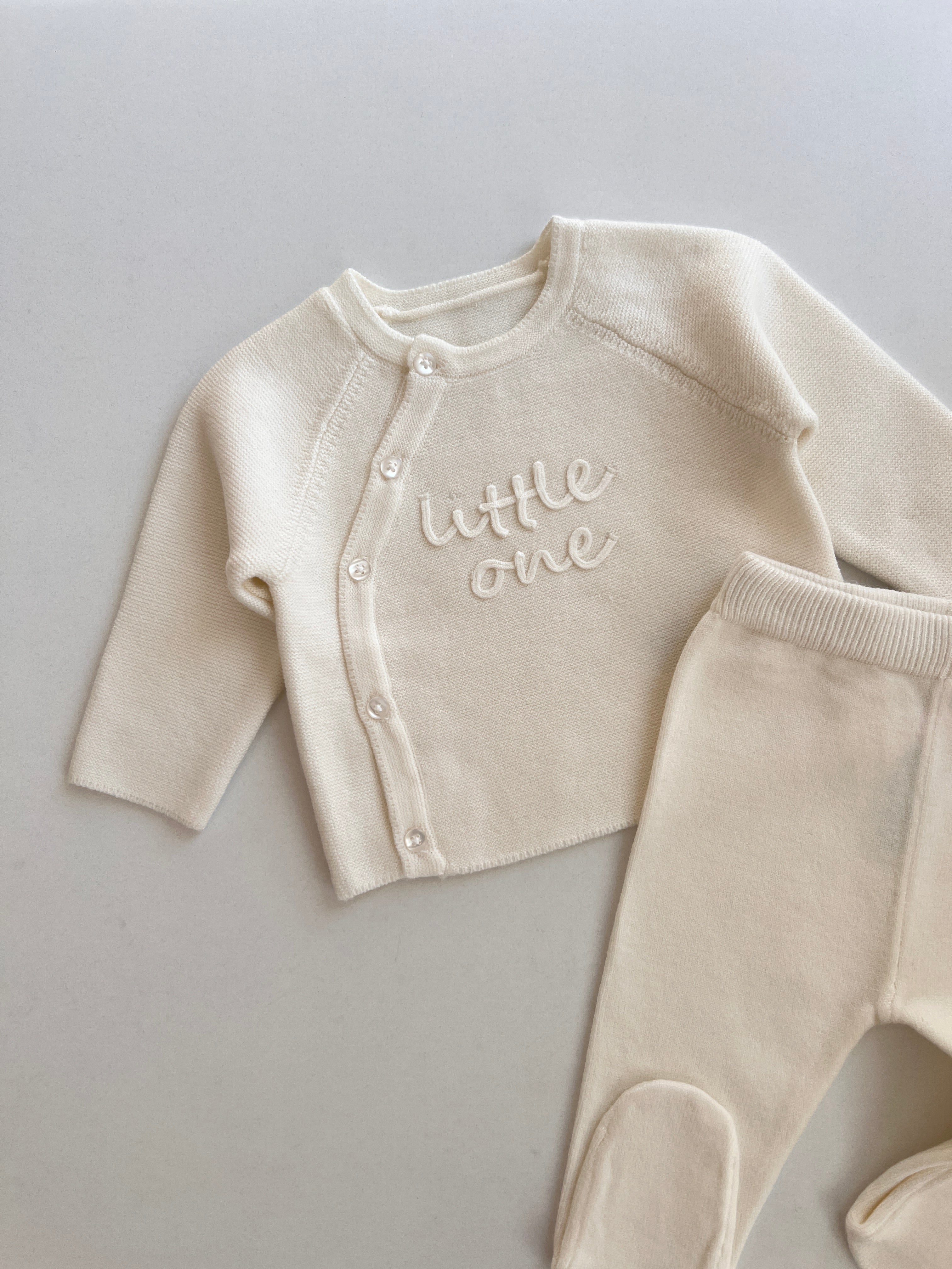 Kostum Triko me Kopsa dhe Kembeza "Little One" – Krem