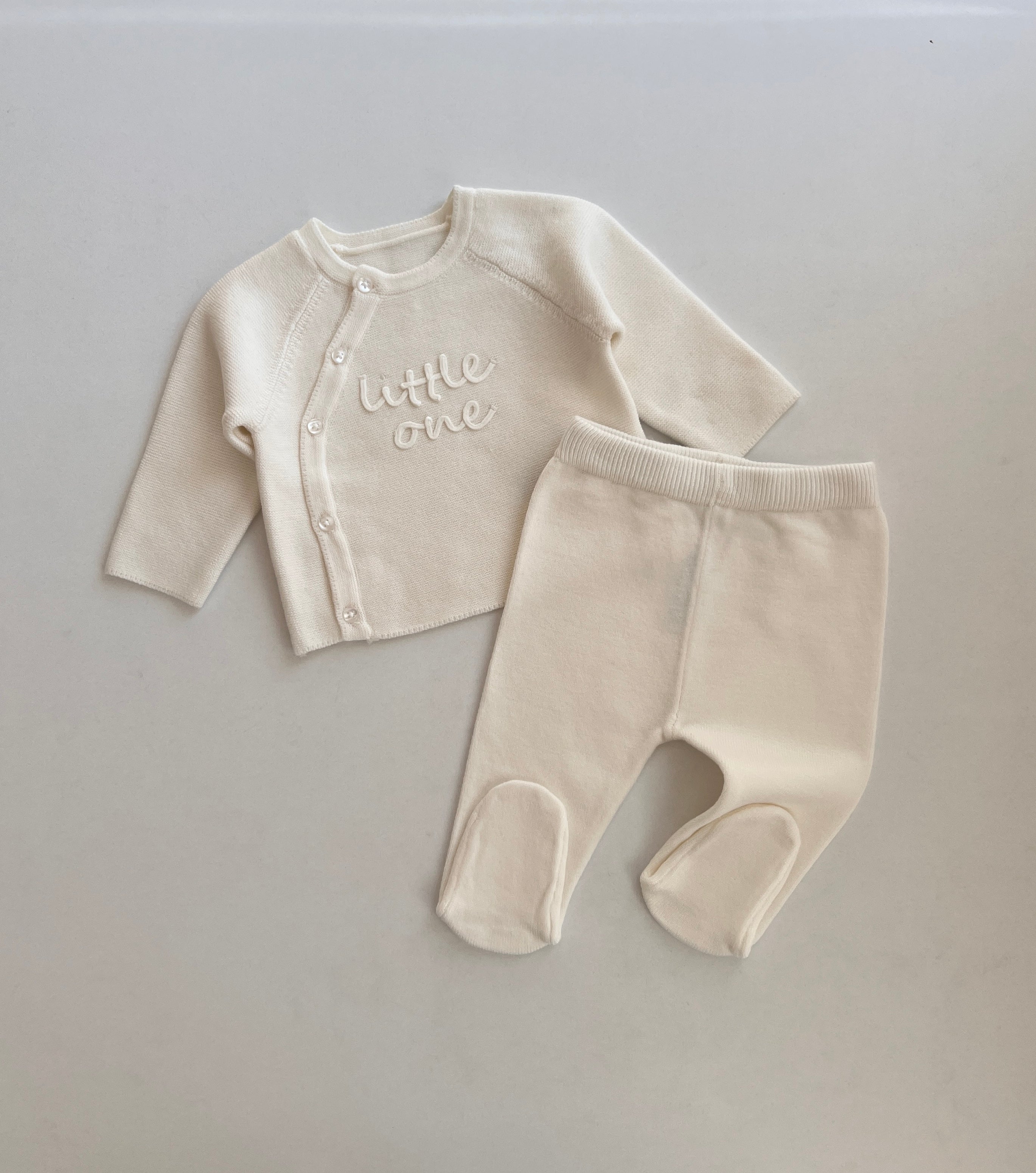 Kostum Triko me Kopsa dhe Kembeza "Little One" – Krem