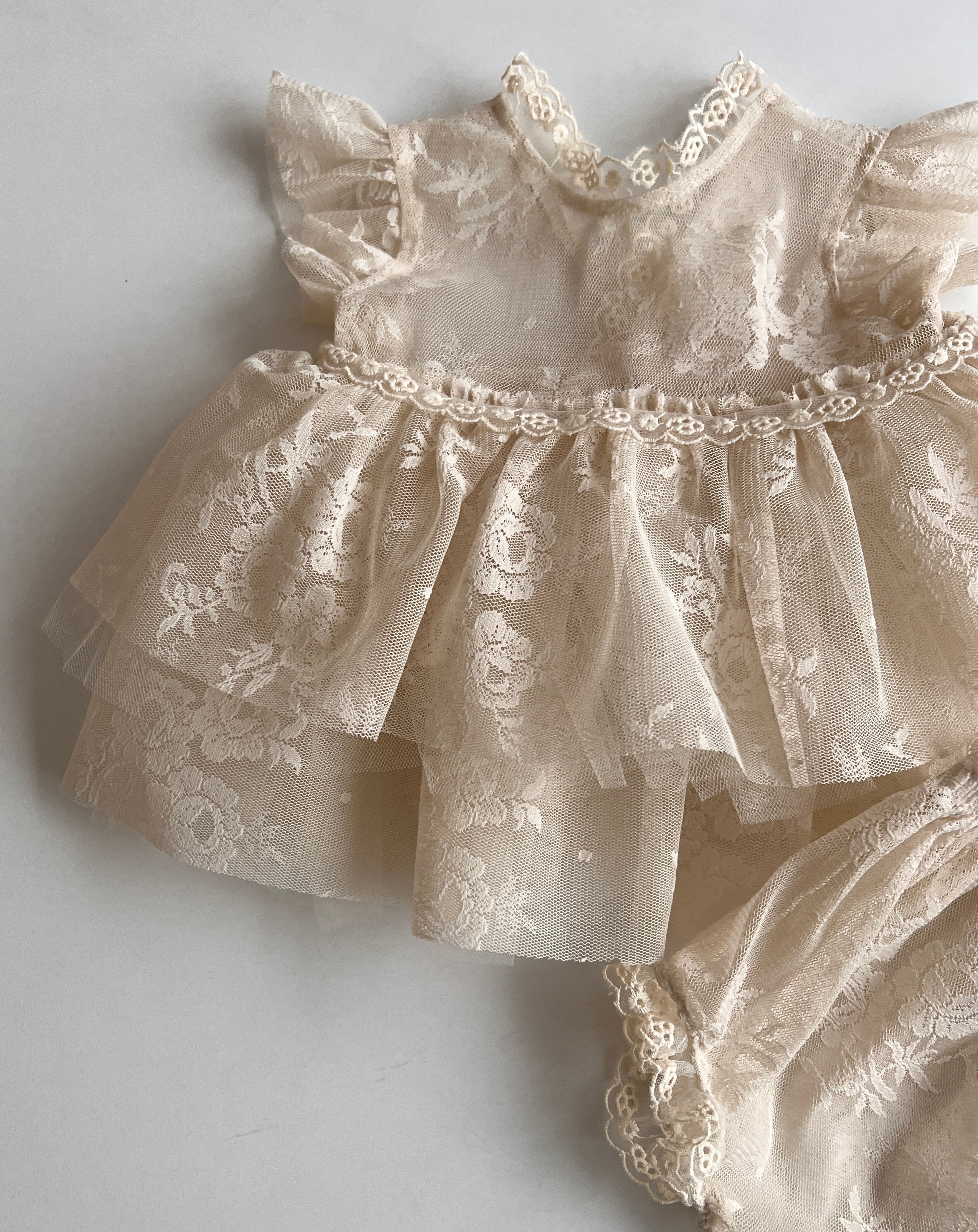 Fustan me Mbathje dhe Kapuc - Tantelle me Lule