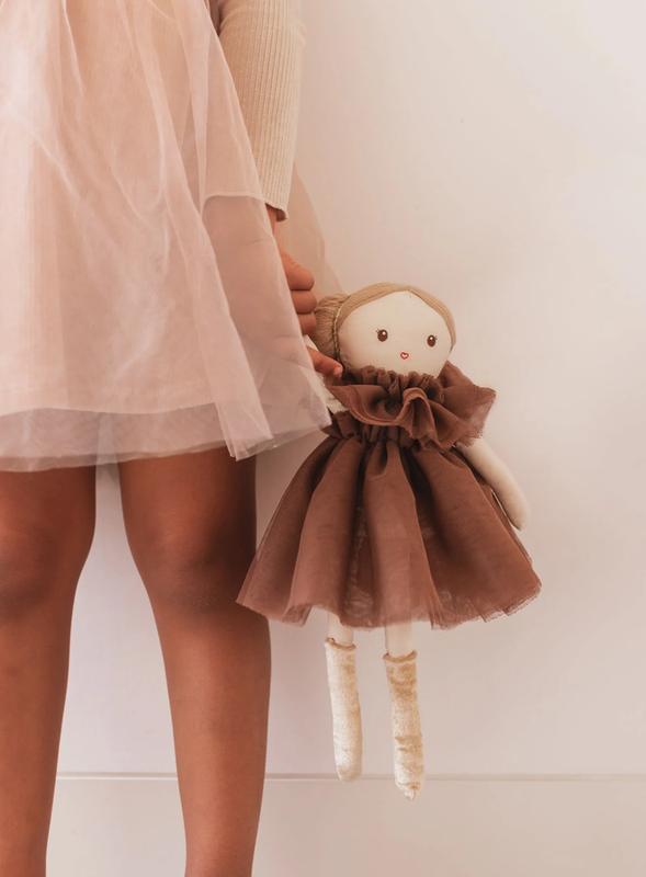 Kukull Handmade prej Pambuku – Dollies Maggie Lu (34cm)