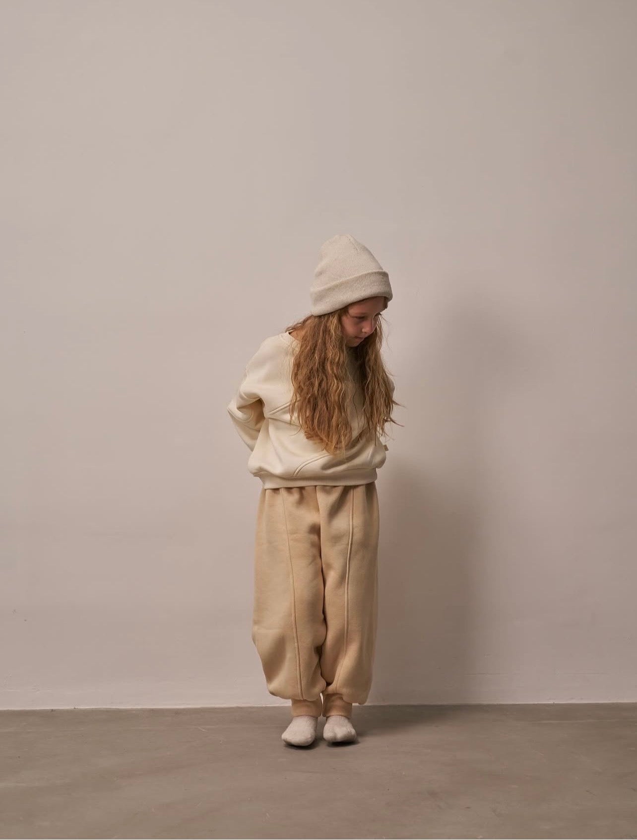 Kostum Oversize me Bluze Krem dhe Tuta Bezhe