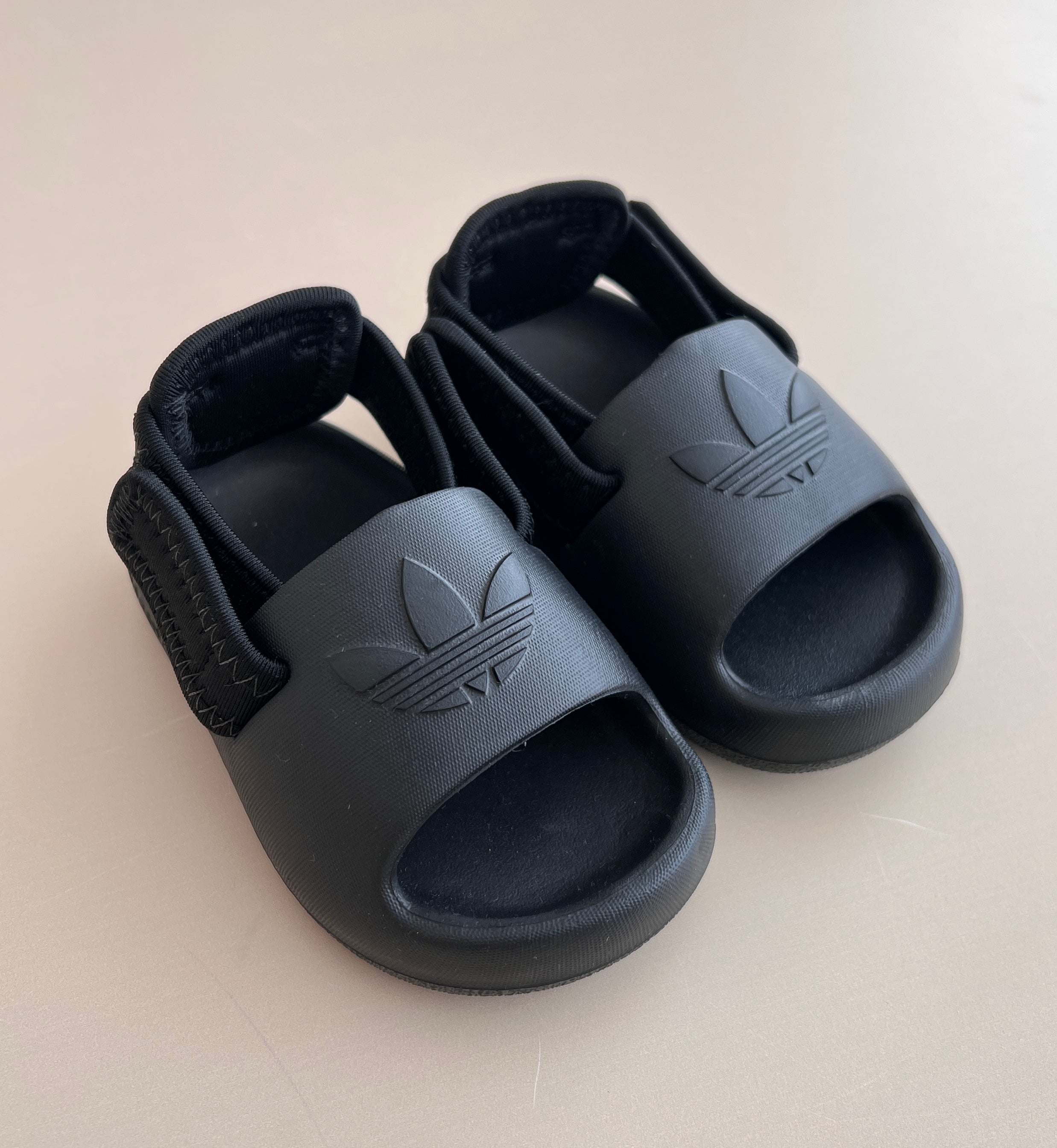 Sandale Adidas - Komoditet dhe Stil ne Çdo Hap