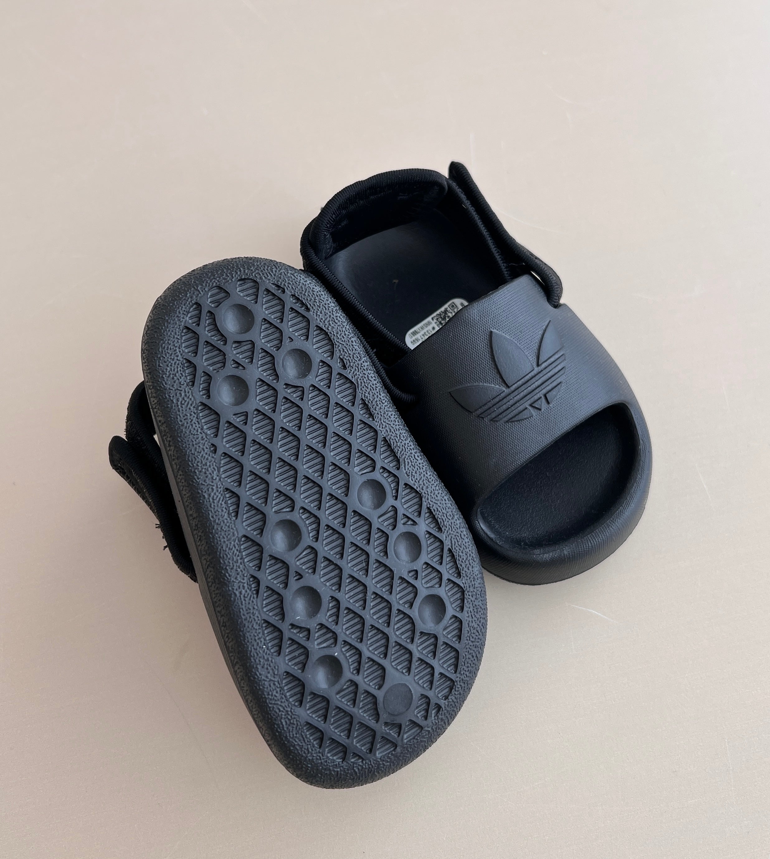 Sandale Adidas - Komoditet dhe Stil ne Çdo Hap