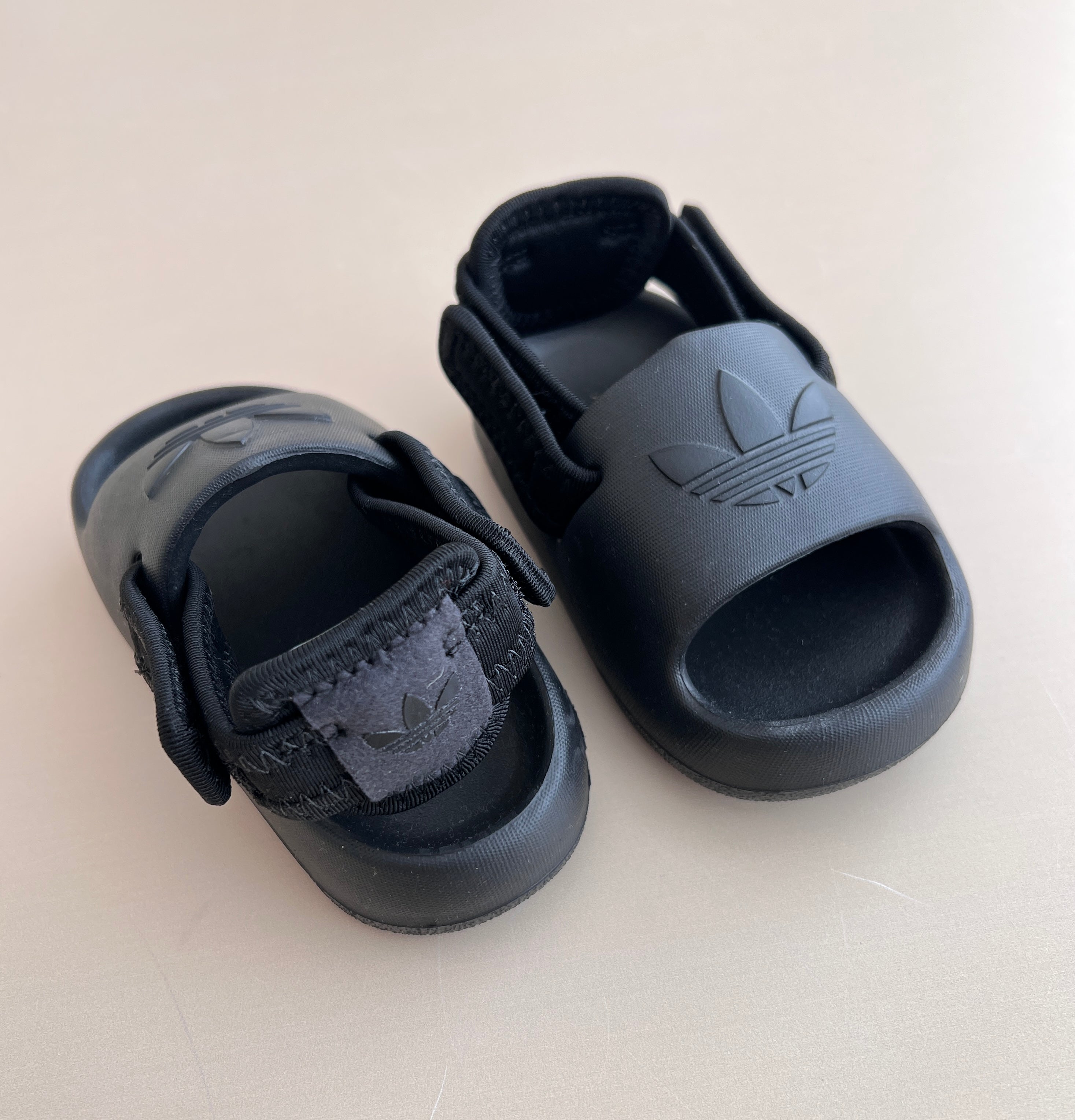 Sandale Adidas - Komoditet dhe Stil ne Çdo Hap