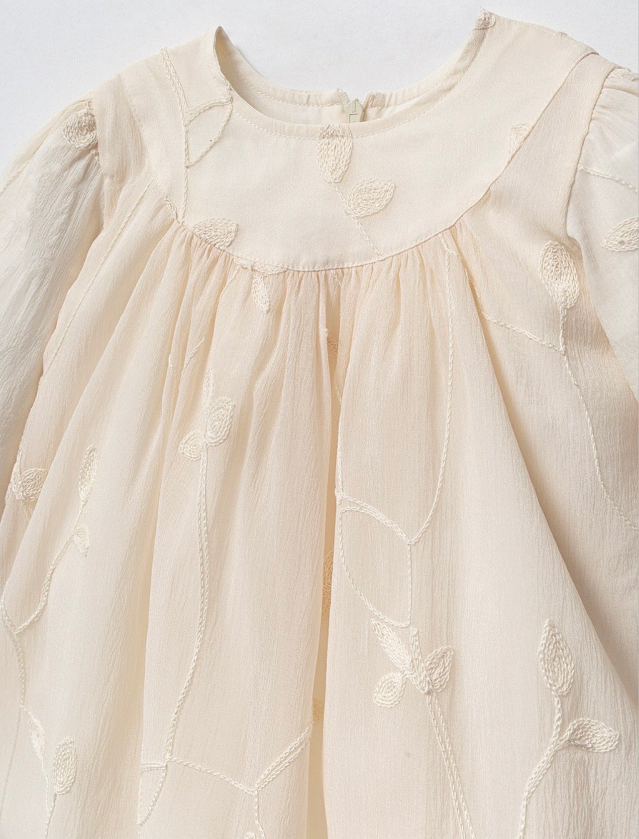 Fustan ne Ngjyre Krem - Elegance Vintage me Qendisje