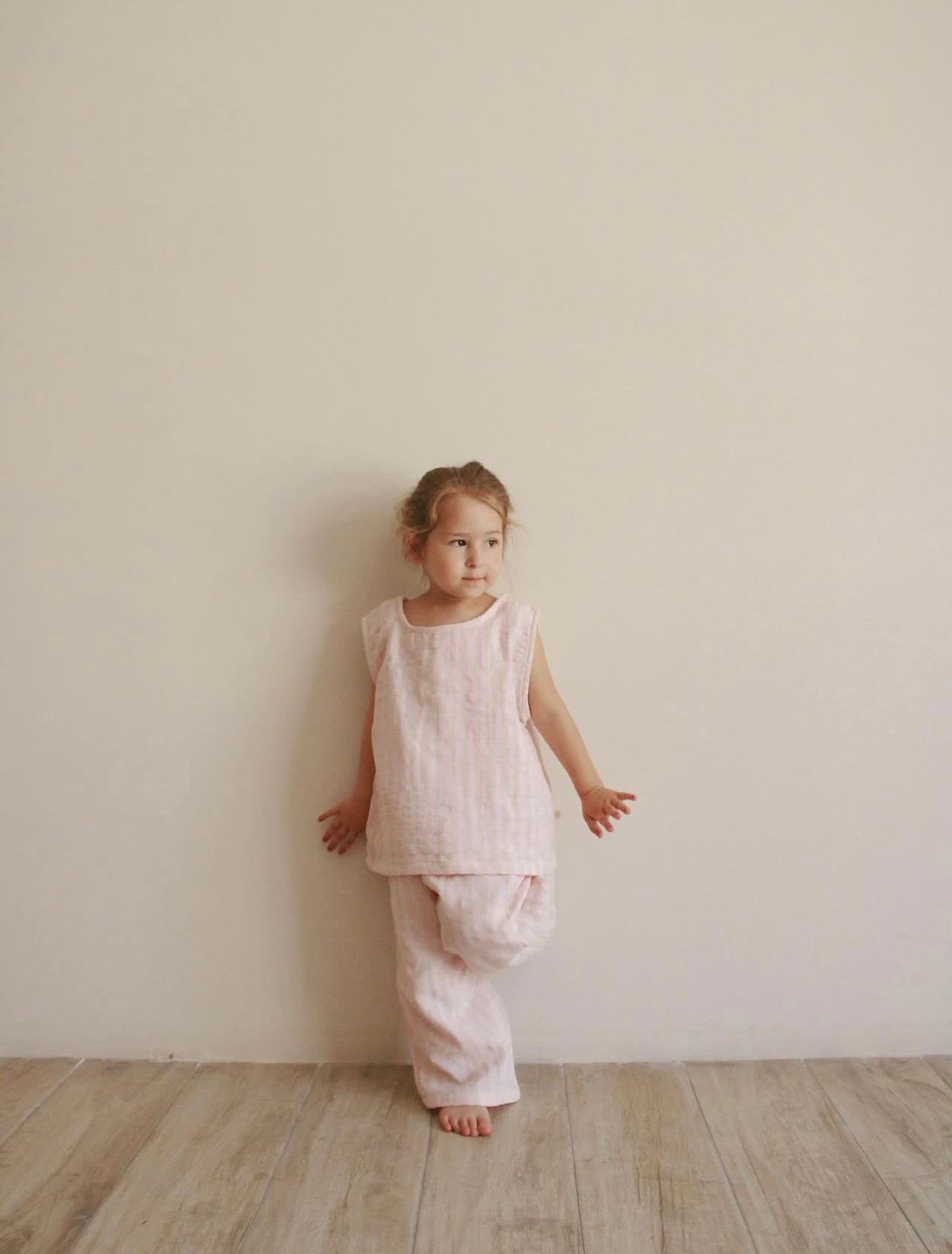 Kostum Roze "Cotton Cloud"  – 100% Pambuk Muslin Bluze pa Mënge & Pantallona te Gjera