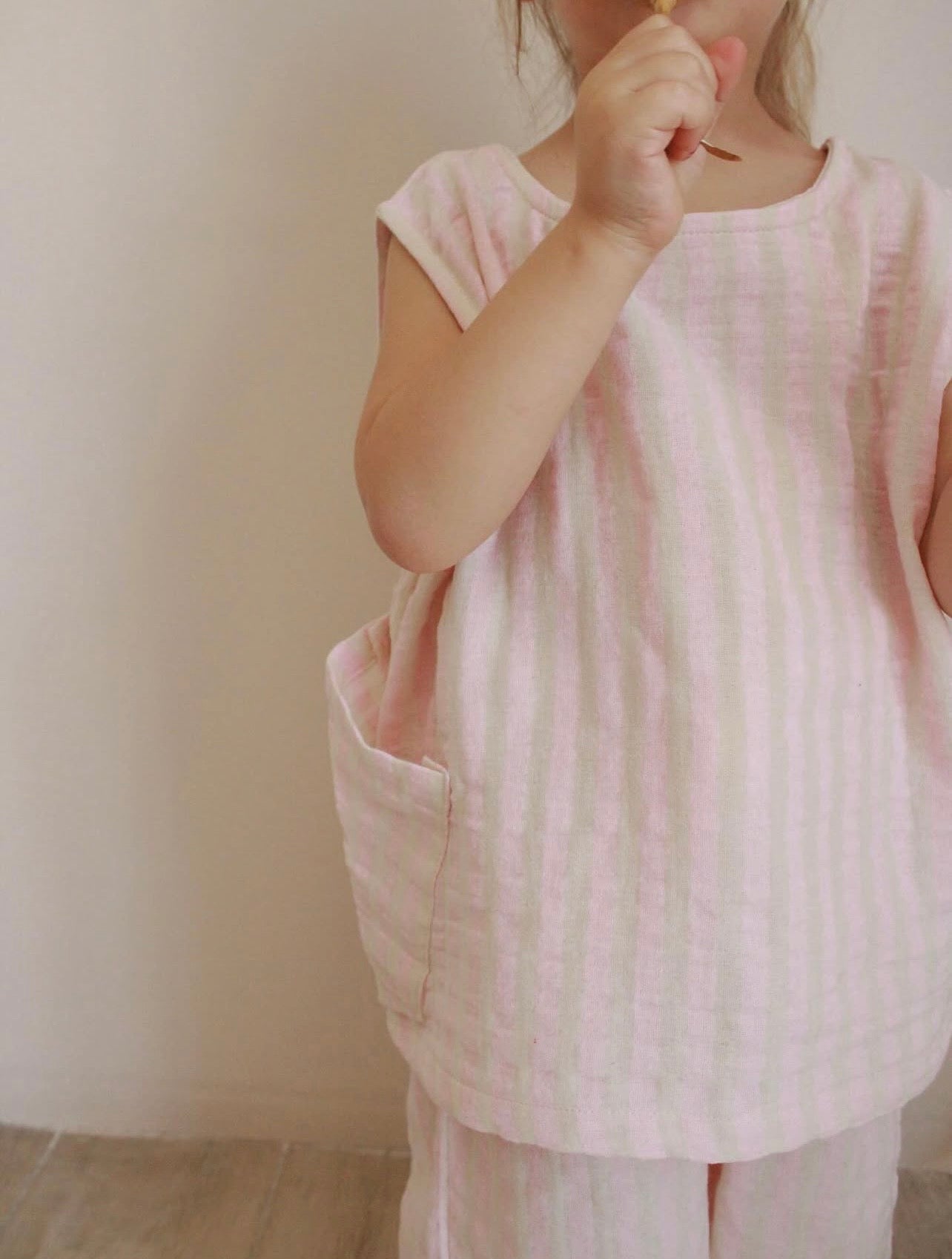 Kostum Roze "Cotton Cloud"  – 100% Pambuk Muslin Bluze pa Mënge & Pantallona te Gjera