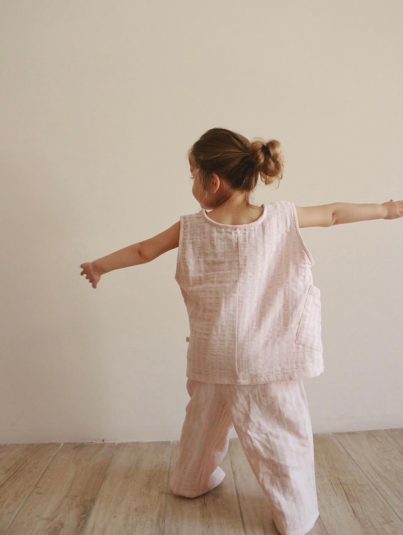 Kostum Roze "Cotton Cloud"  – 100% Pambuk Muslin Bluze pa Mënge & Pantallona te Gjera