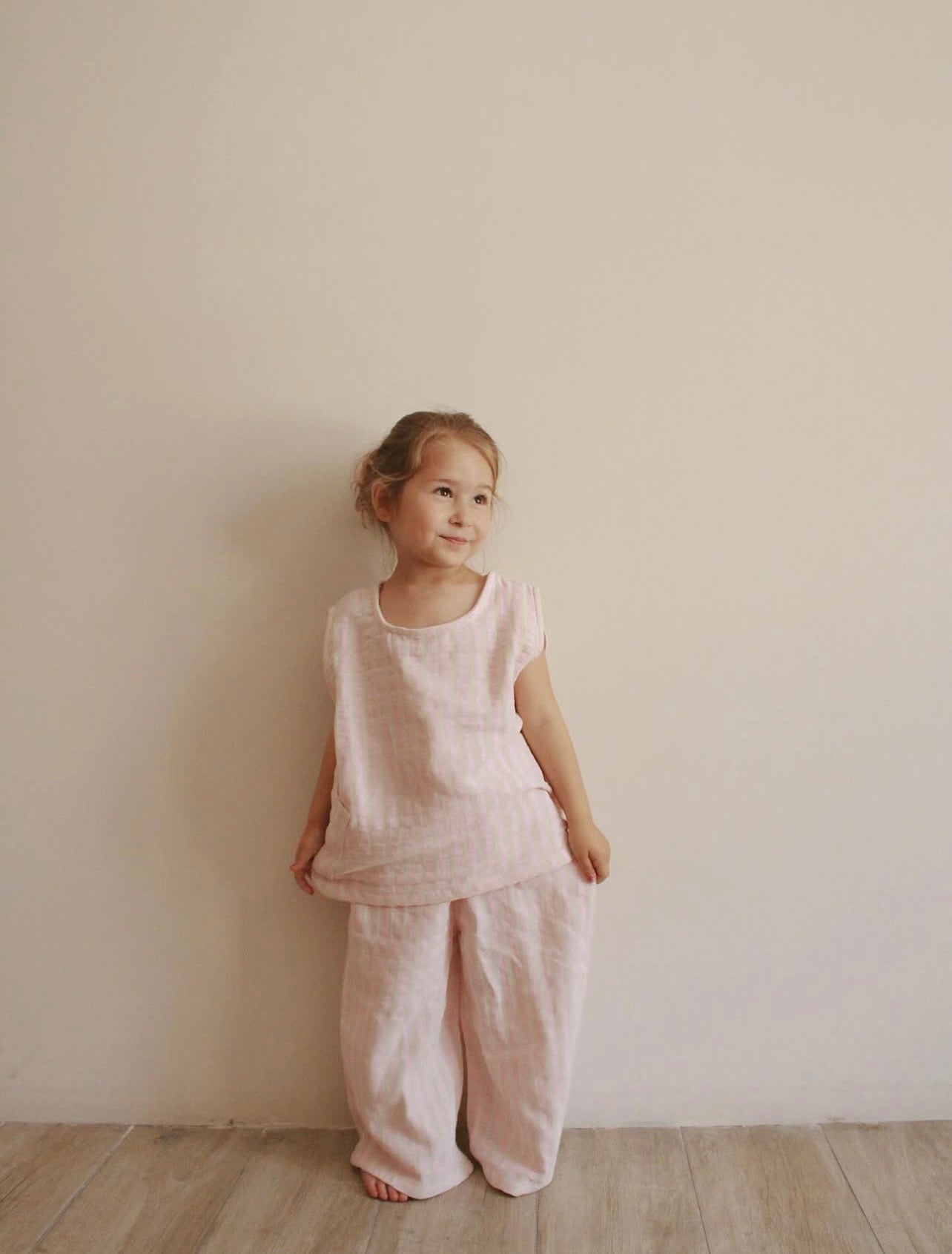 Kostum Roze "Cotton Cloud"  – 100% Pambuk Muslin Bluze pa Mënge & Pantallona te Gjera