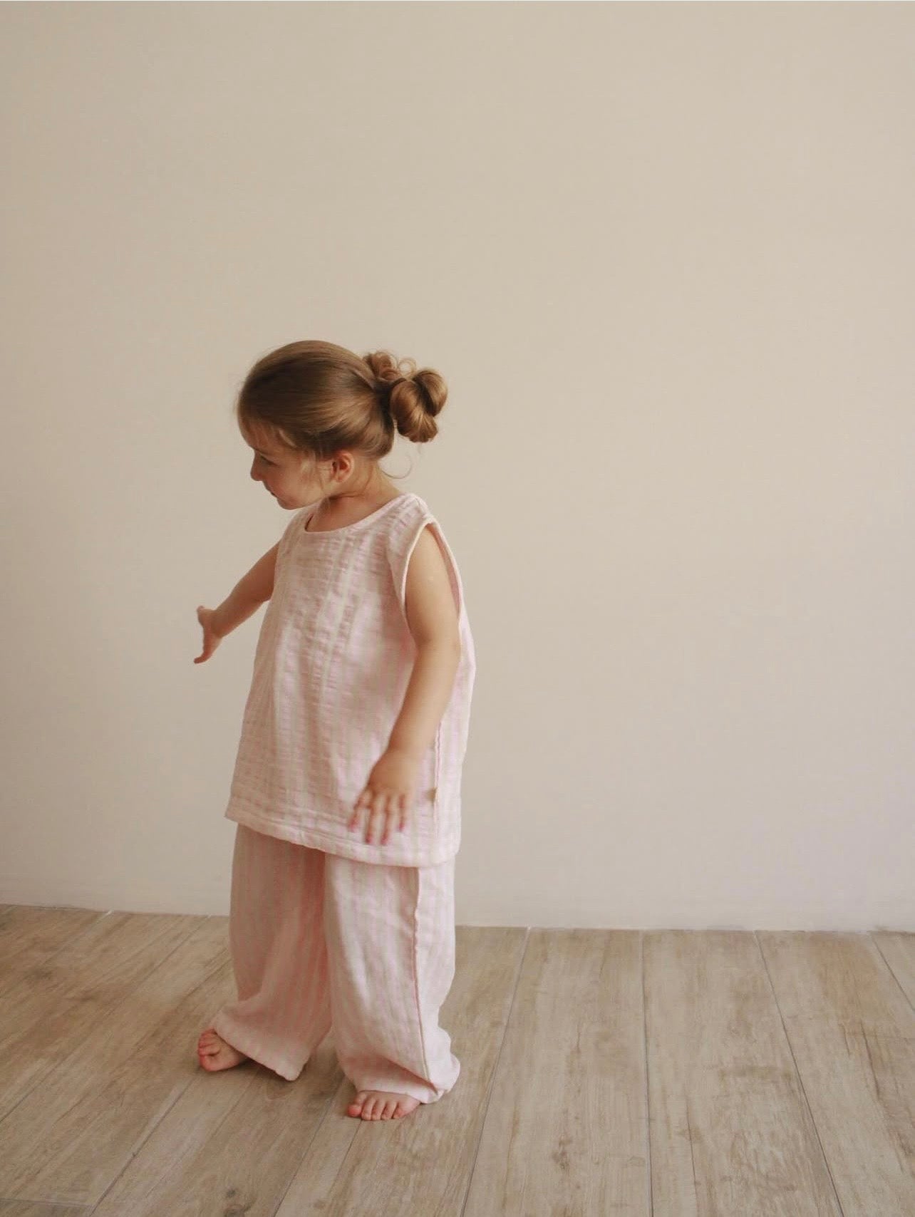 Kostum Roze "Cotton Cloud"  – 100% Pambuk Muslin Bluze pa Mënge & Pantallona te Gjera