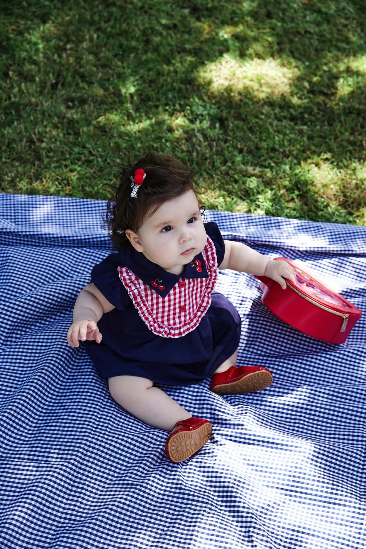 Fustan Blu me Detaje Gingham dhe Qendisje Qershie