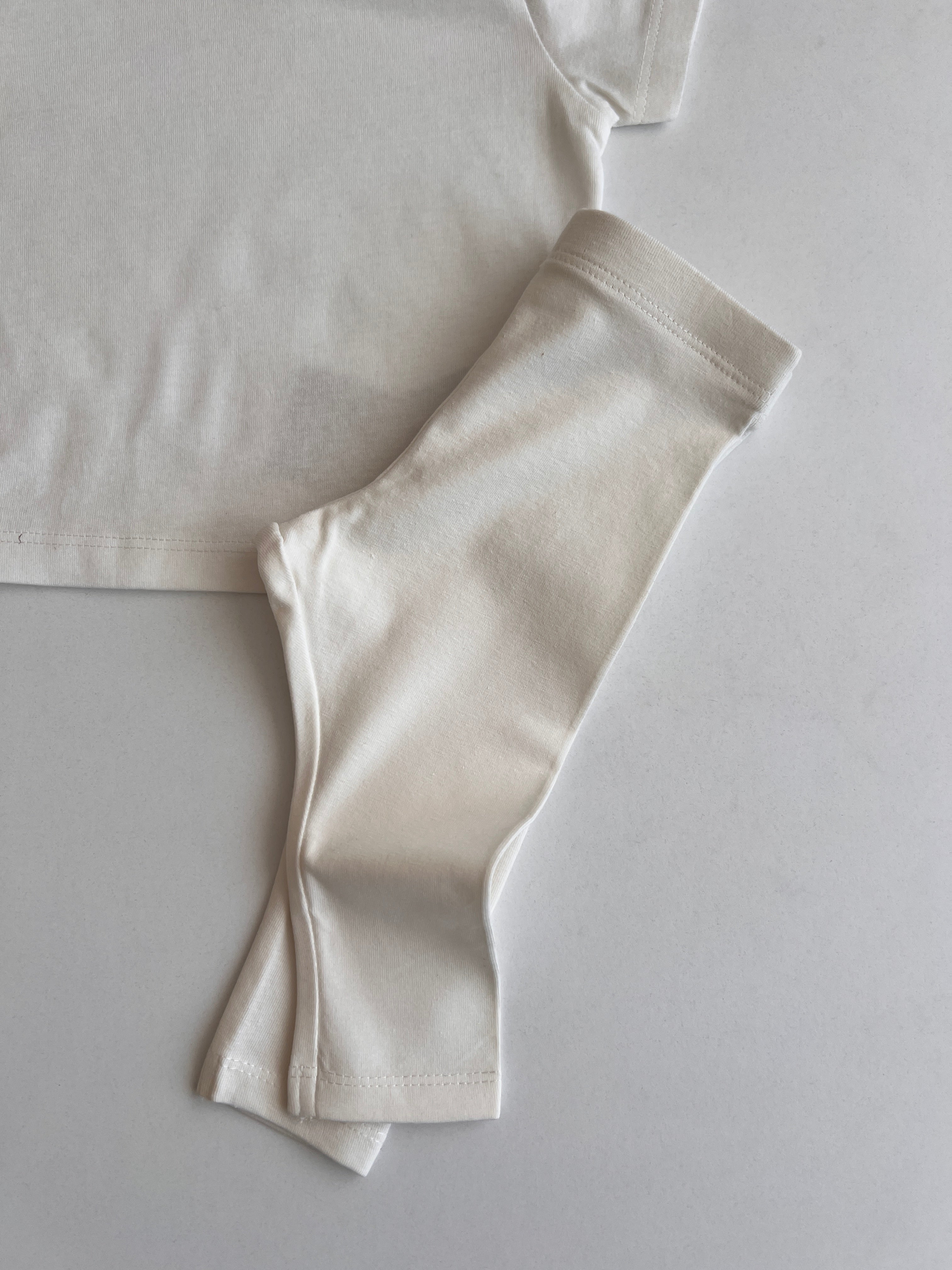 Kostum Minimalist i Bardhe me Bluze dhe Tuta