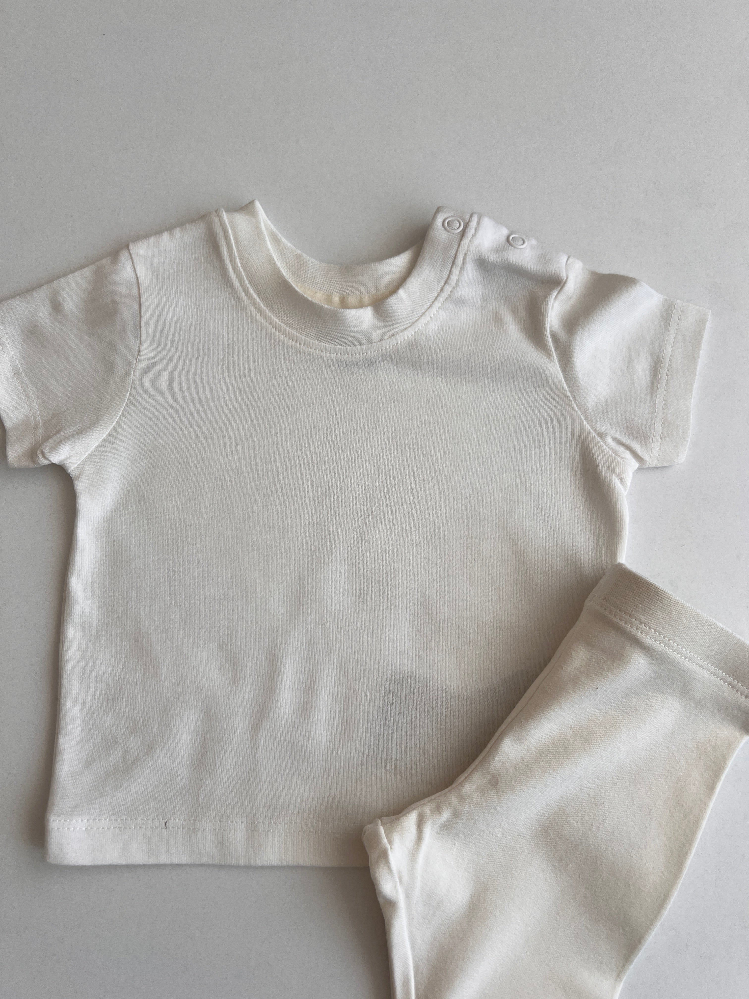 Kostum Minimalist i Bardhe me Bluze dhe Tuta