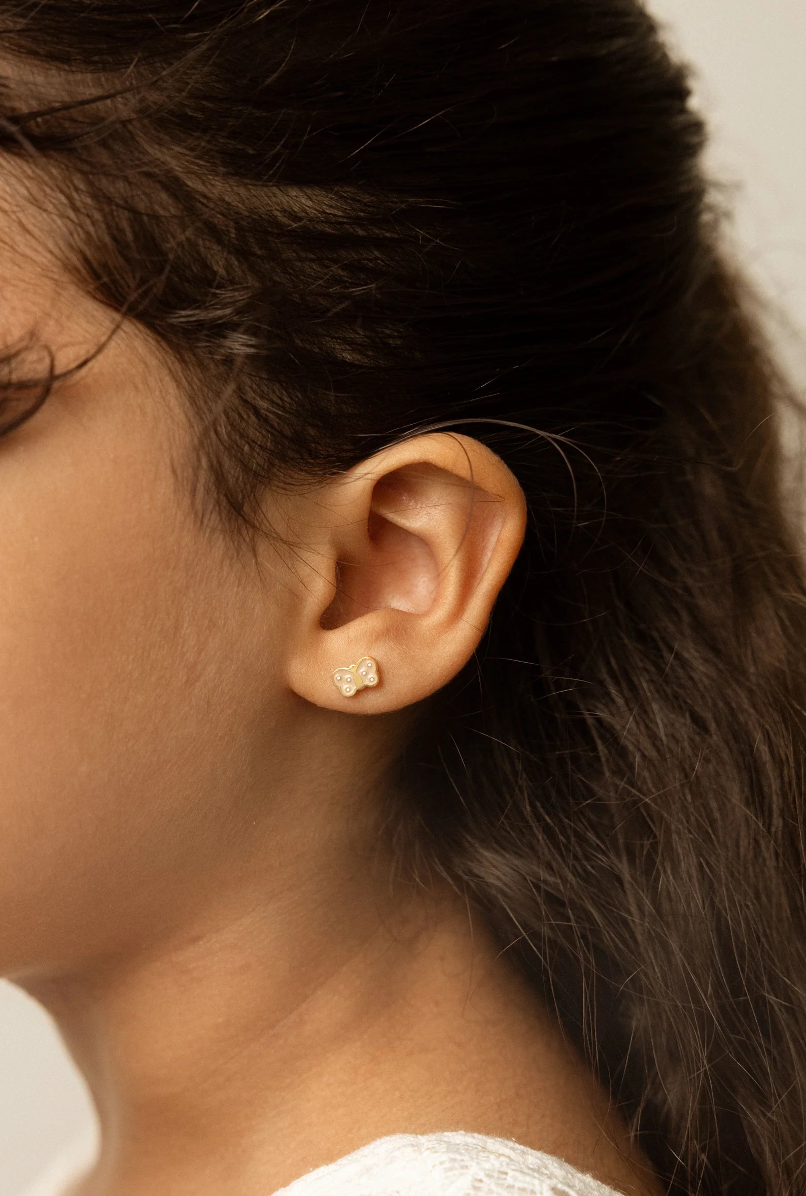 Vathë Me Lule Fjongo Te Bardhe Te Veshur Me Ar 18k