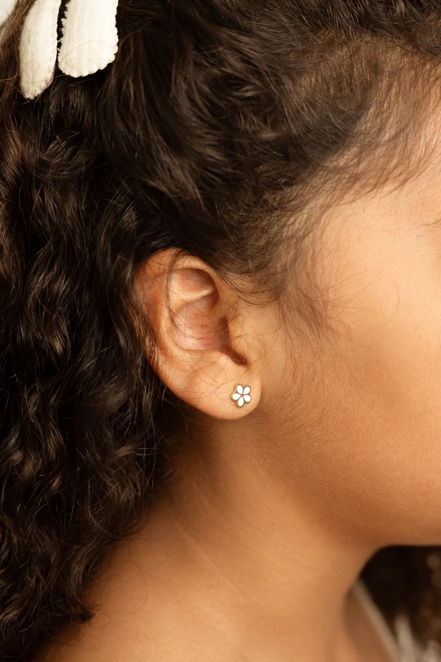 Vathë Me Lule Te Bardhe Te Veshur Me Ar 18k