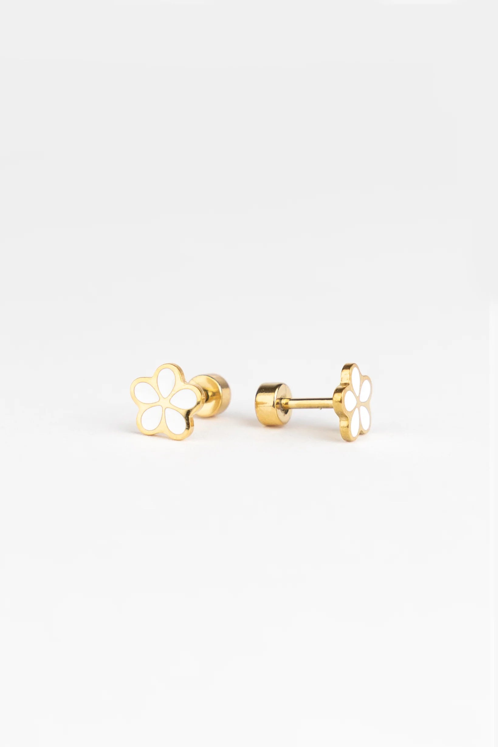 Vathë Me Lule Te Bardhe Te Veshur Me Ar 18k