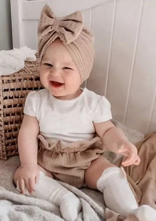Turban Elegant me Fjongo – Aksesori më i Ëmbël për Vogëlushen Tuaj