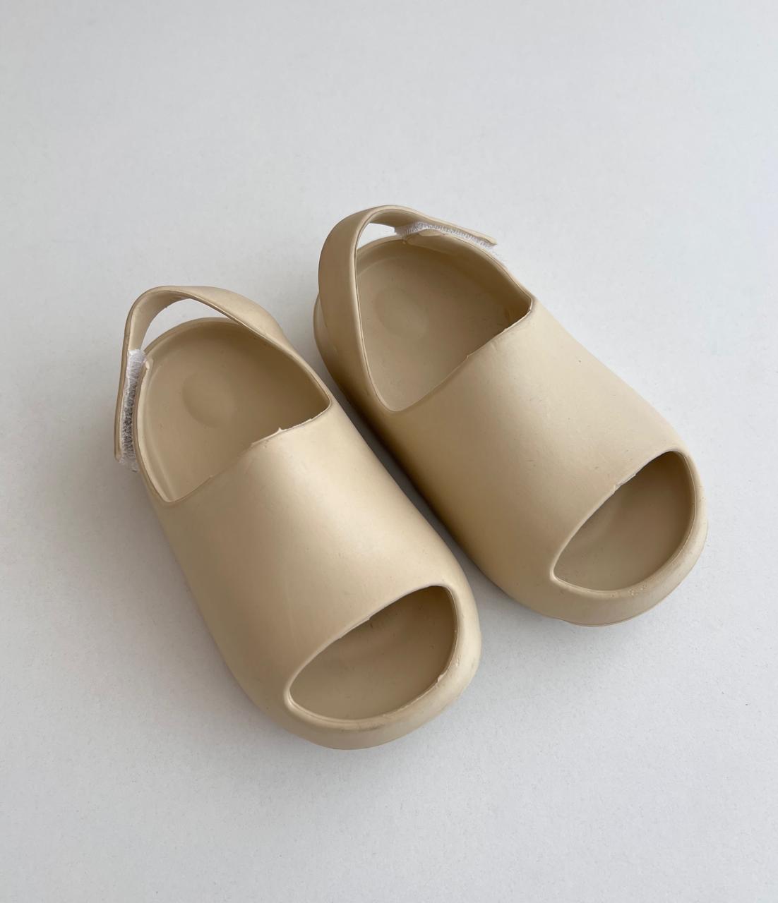 Shapka "Slides" Bezhe me Rrip me Ngjitese