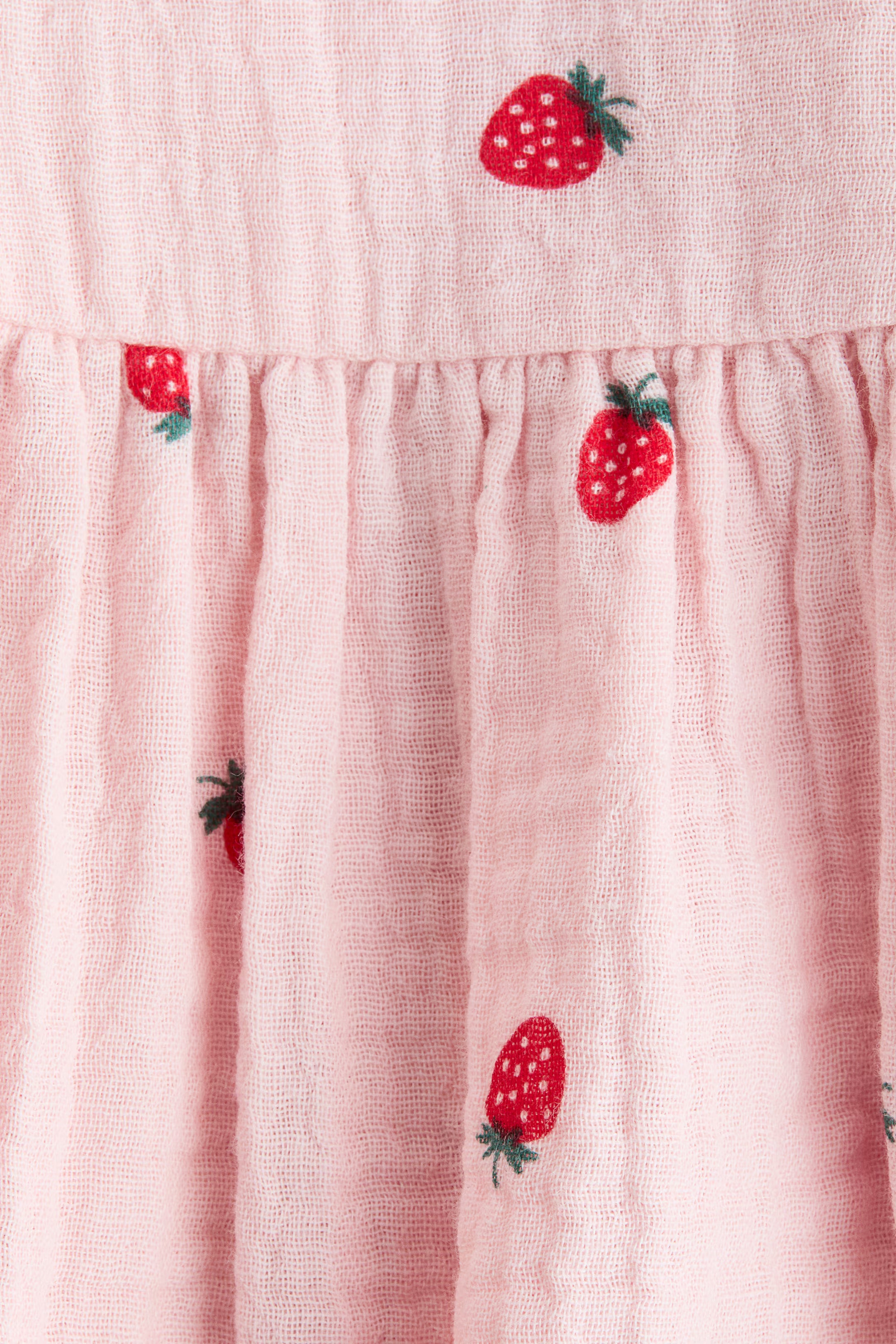 Fustan Muslin me Luleshtrydhe – me Menge Puff – "Berry Sweet"
