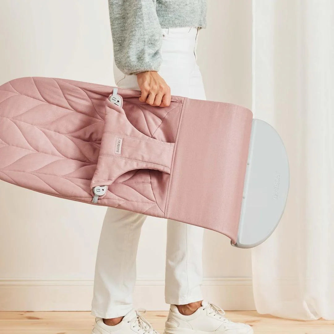 Bbj Bouncer Bliss Woven Petal Quilt – Roze e Pluhurosur (Dusty Pink)