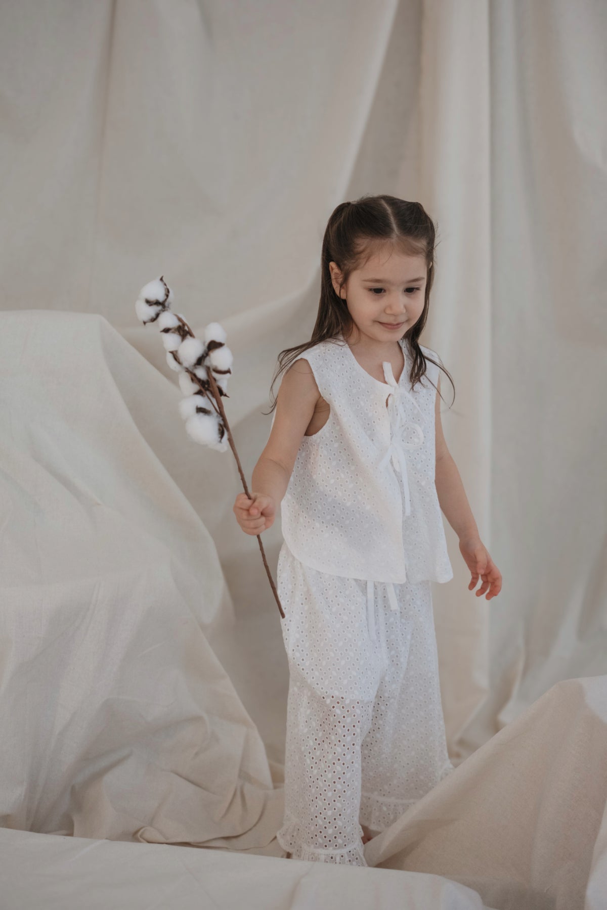 Kostum i Bardhe me Thurje Lulesh - "White Luma Vintage"