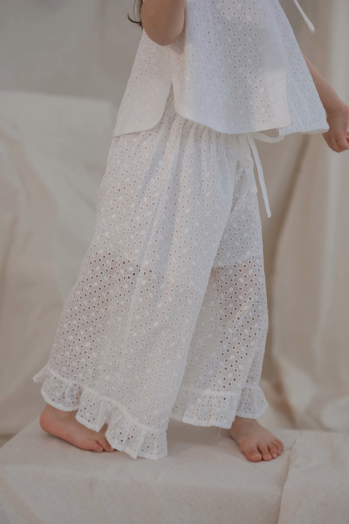 Kostum i Bardhe me Thurje Lulesh - "White Luma Vintage"