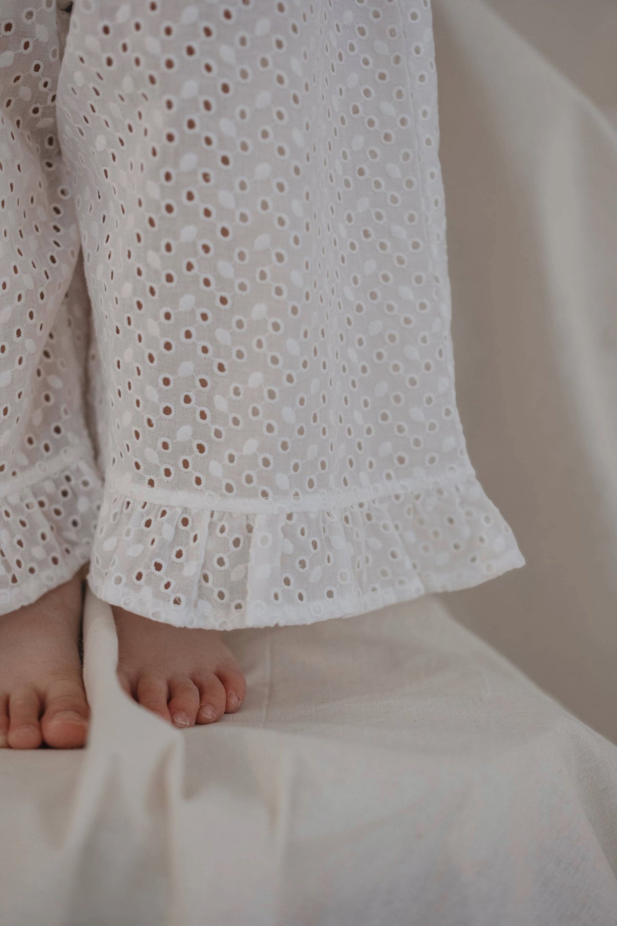 Kostum i Bardhe me Thurje Lulesh - "White Luma Vintage"