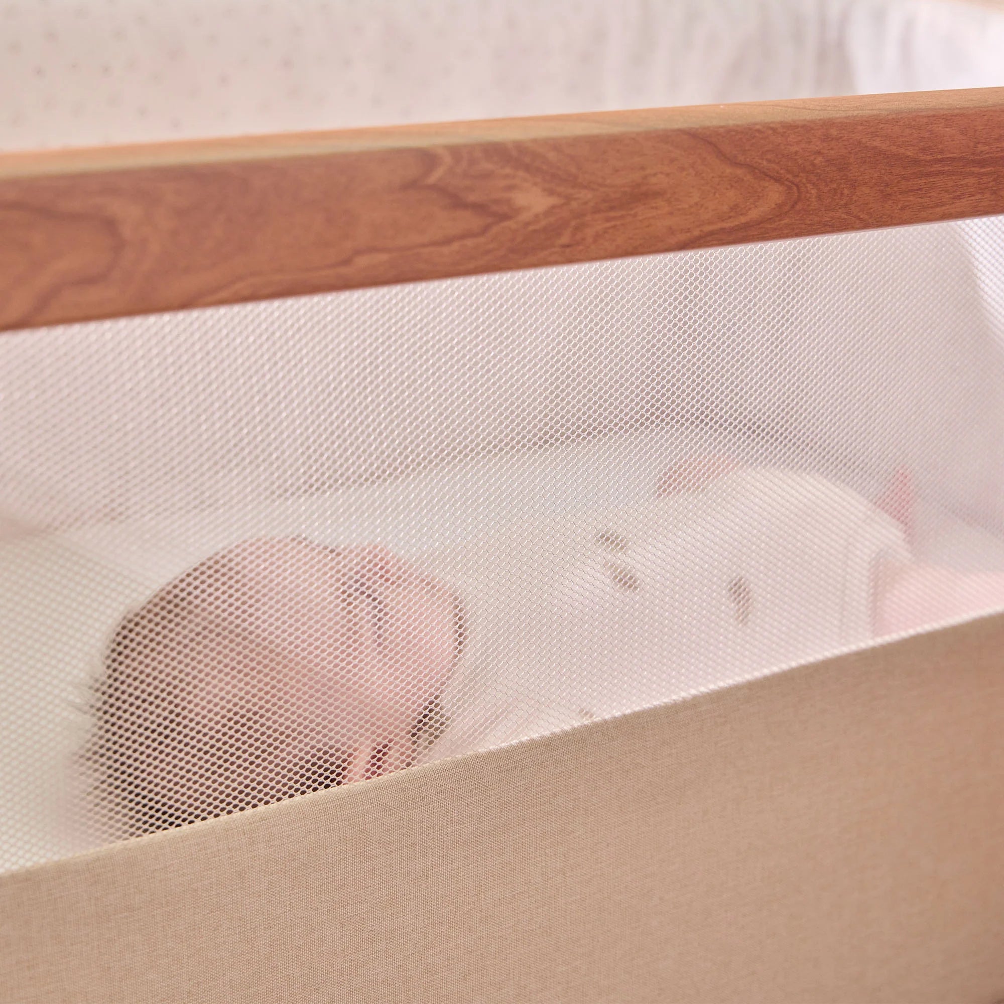 Krevat Femijesh Next to Me CoZee Bedside Crib - Scandinavian Walnut/Ecru