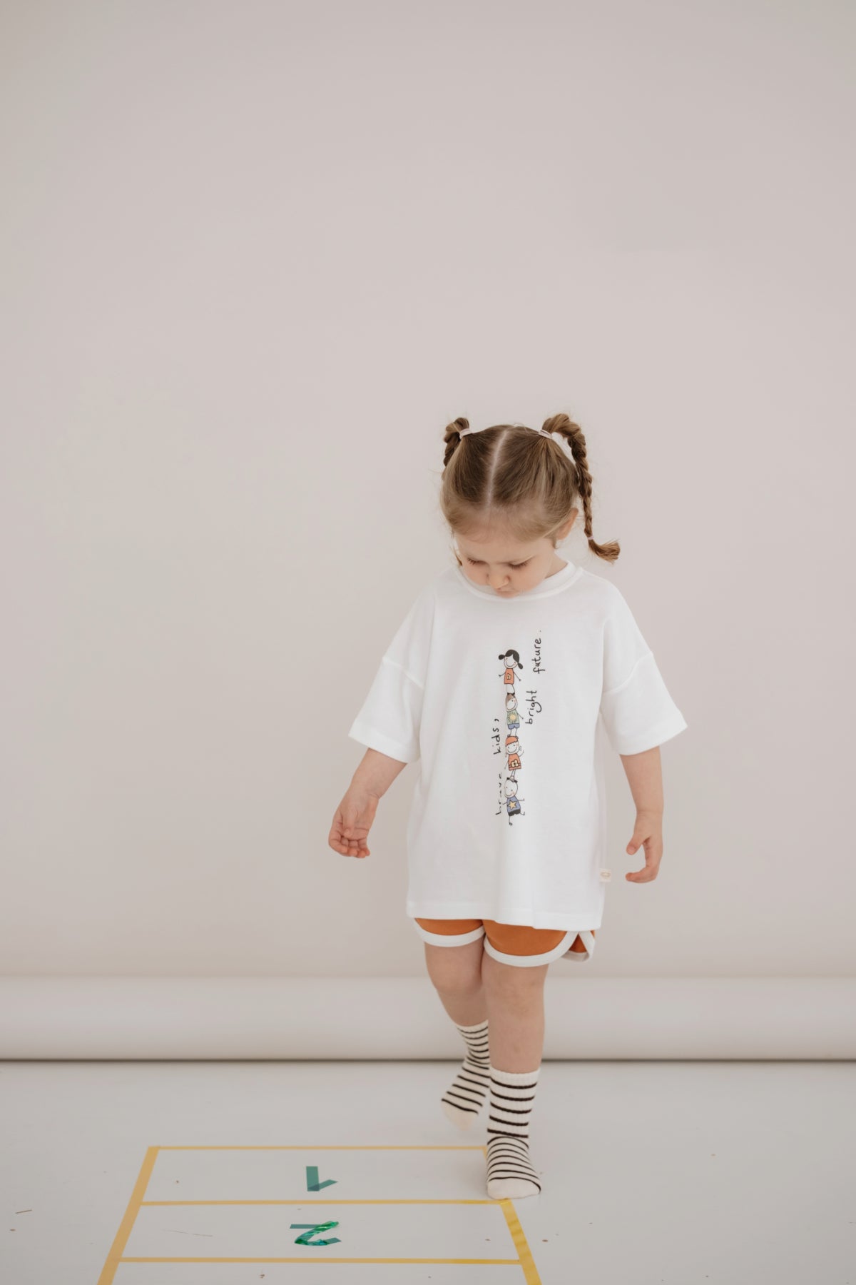 Bluze e Bardhe – Stil Oversize “KIDS, BRIGHT FUTURE”