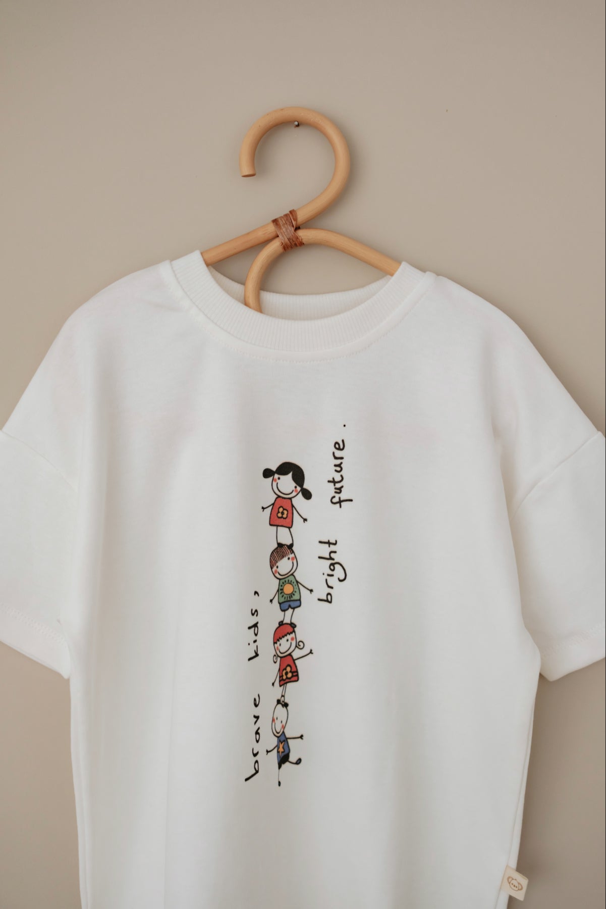 Bluze e Bardhe – Stil Oversize “KIDS, BRIGHT FUTURE”