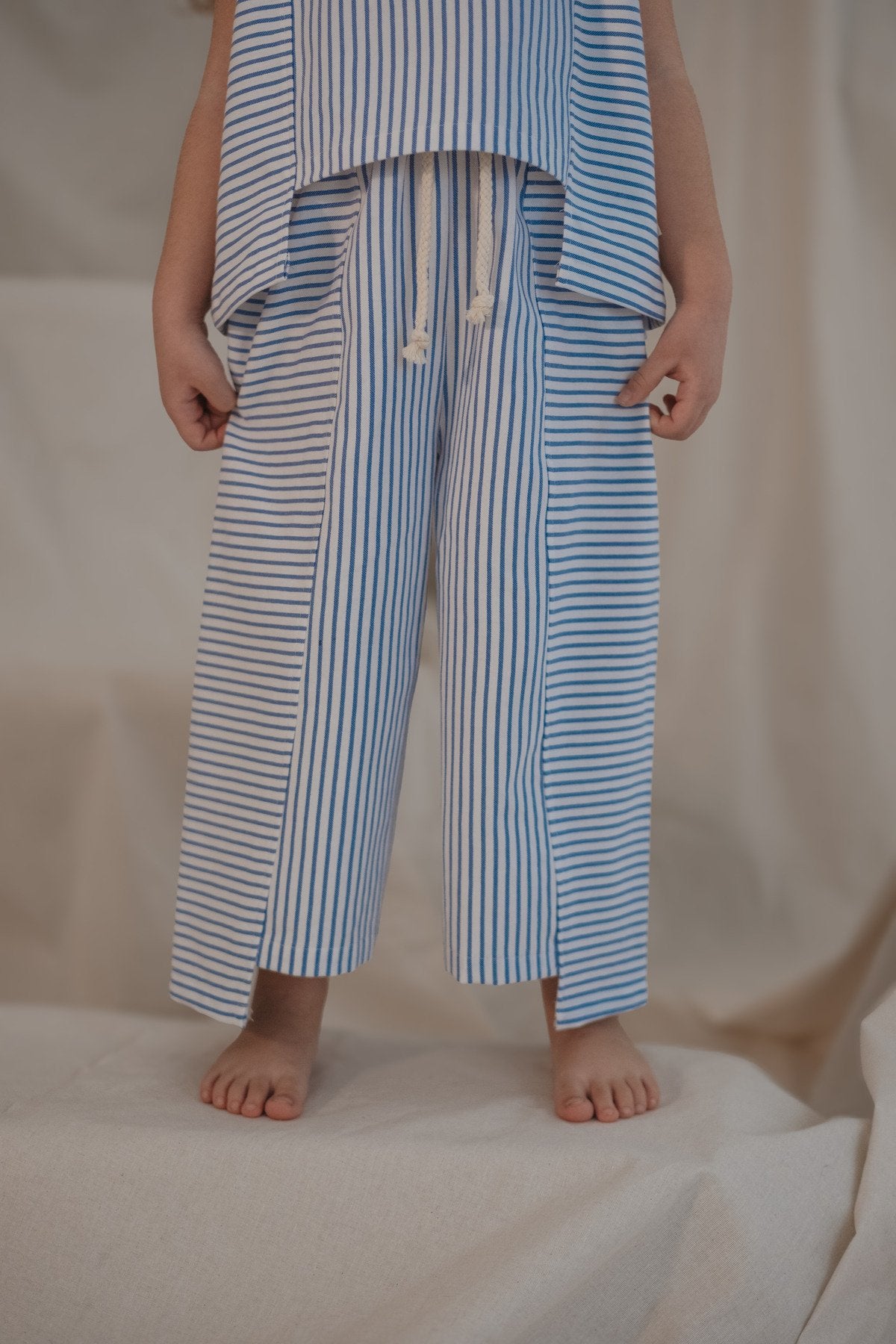Kostum me Pantallona dhe Bluze me Vija blu – Mavi Rift